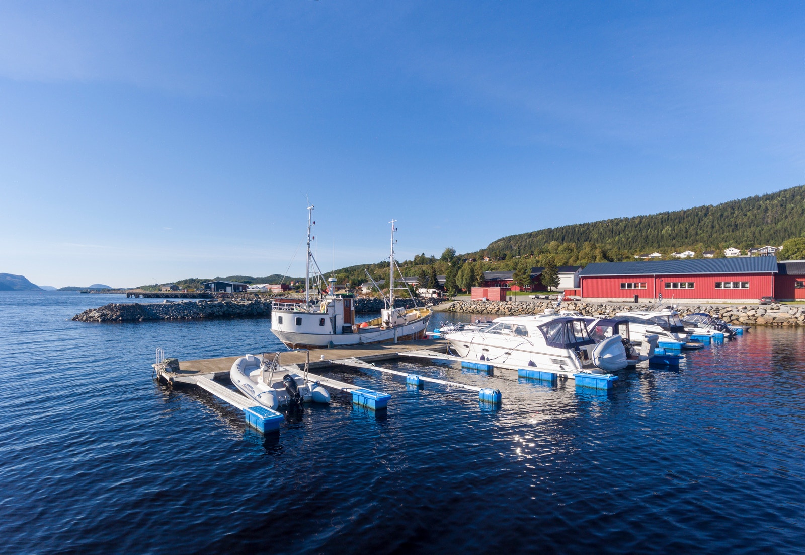 Monstad småbåthavn ligger et steinkast fra eiendommen Galleribilde