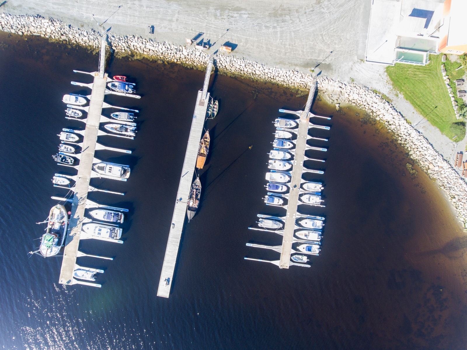 Småbåthavna har gjestebrygge med strøm og vann samt dusj/wc for medlemmer og gjester Galleribilde