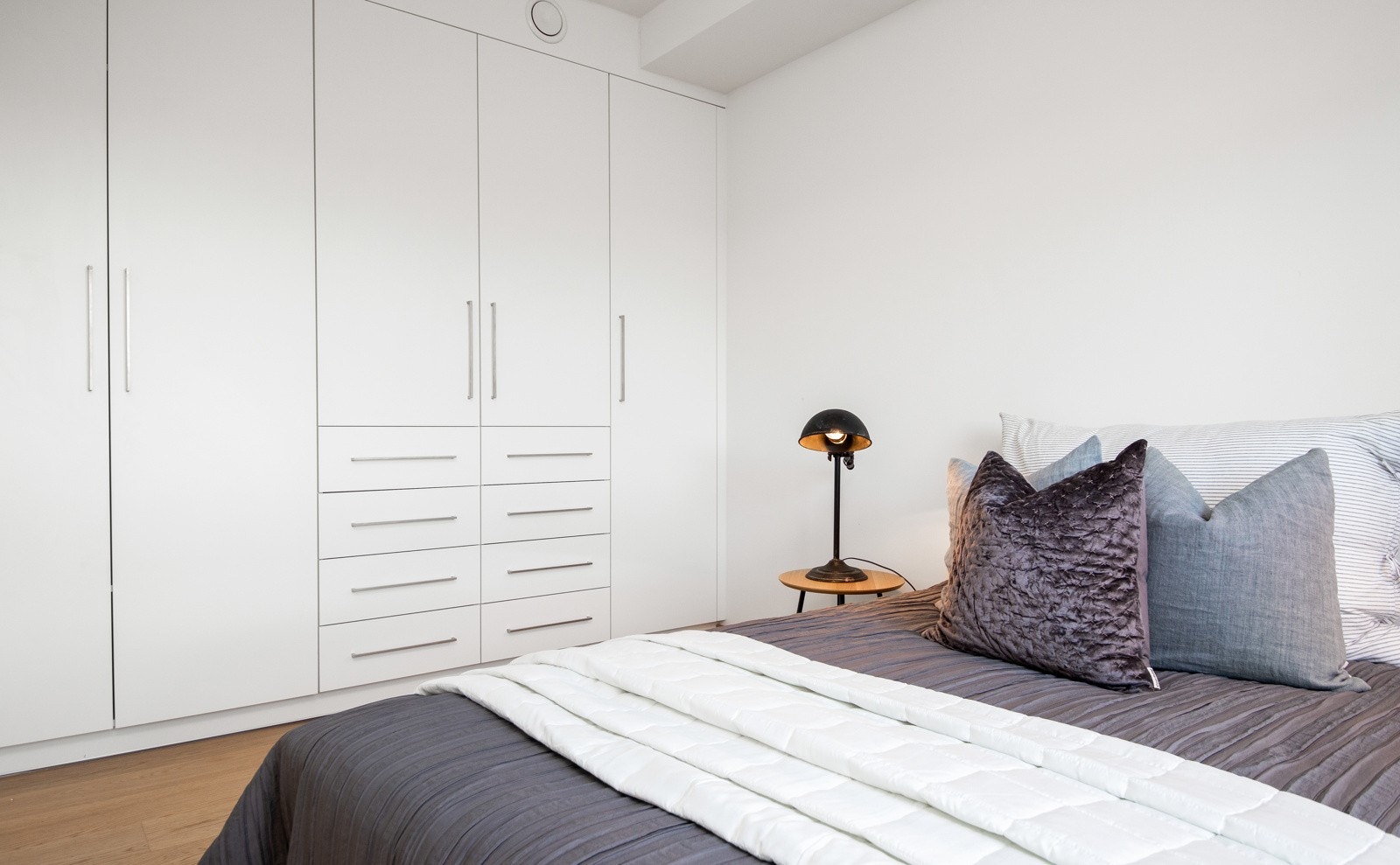 Det er god oppbevaringsplass i tilpassede garderobeskap på soverommet. Galleribilde