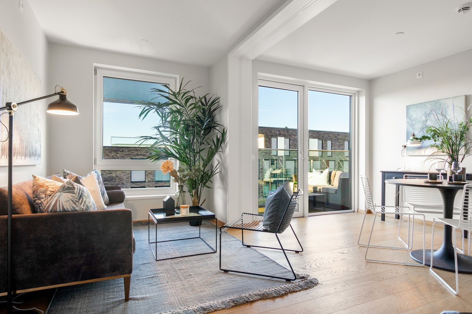 Veggene er malt i en lys kalkfarge og det er listefritt opp mot tak. Galleribilde