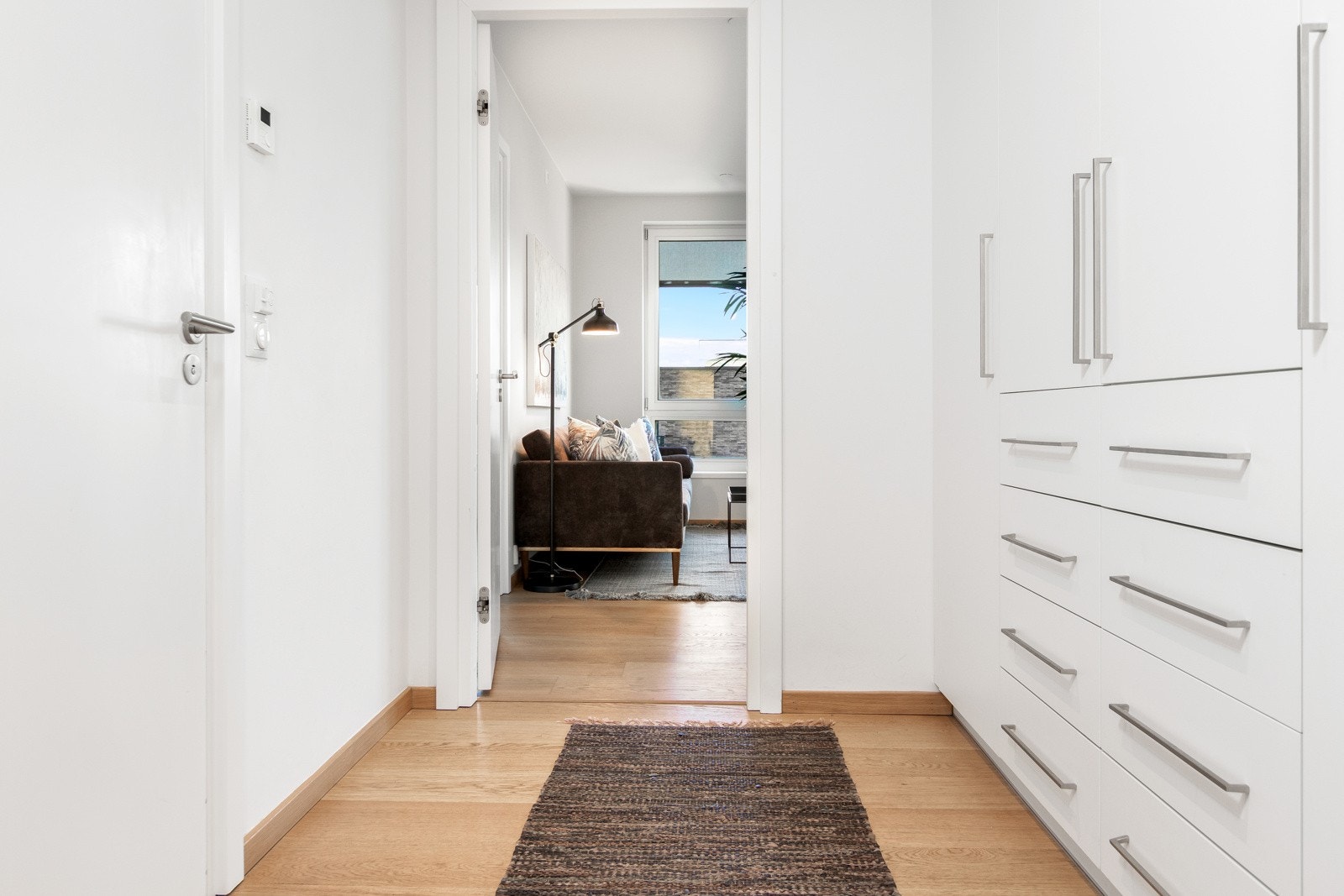 Den ene langveggen av entreen er dekket med plassbygde garderobeskap for effektiv oppbevaring av yttertøy og sko. Galleribilde