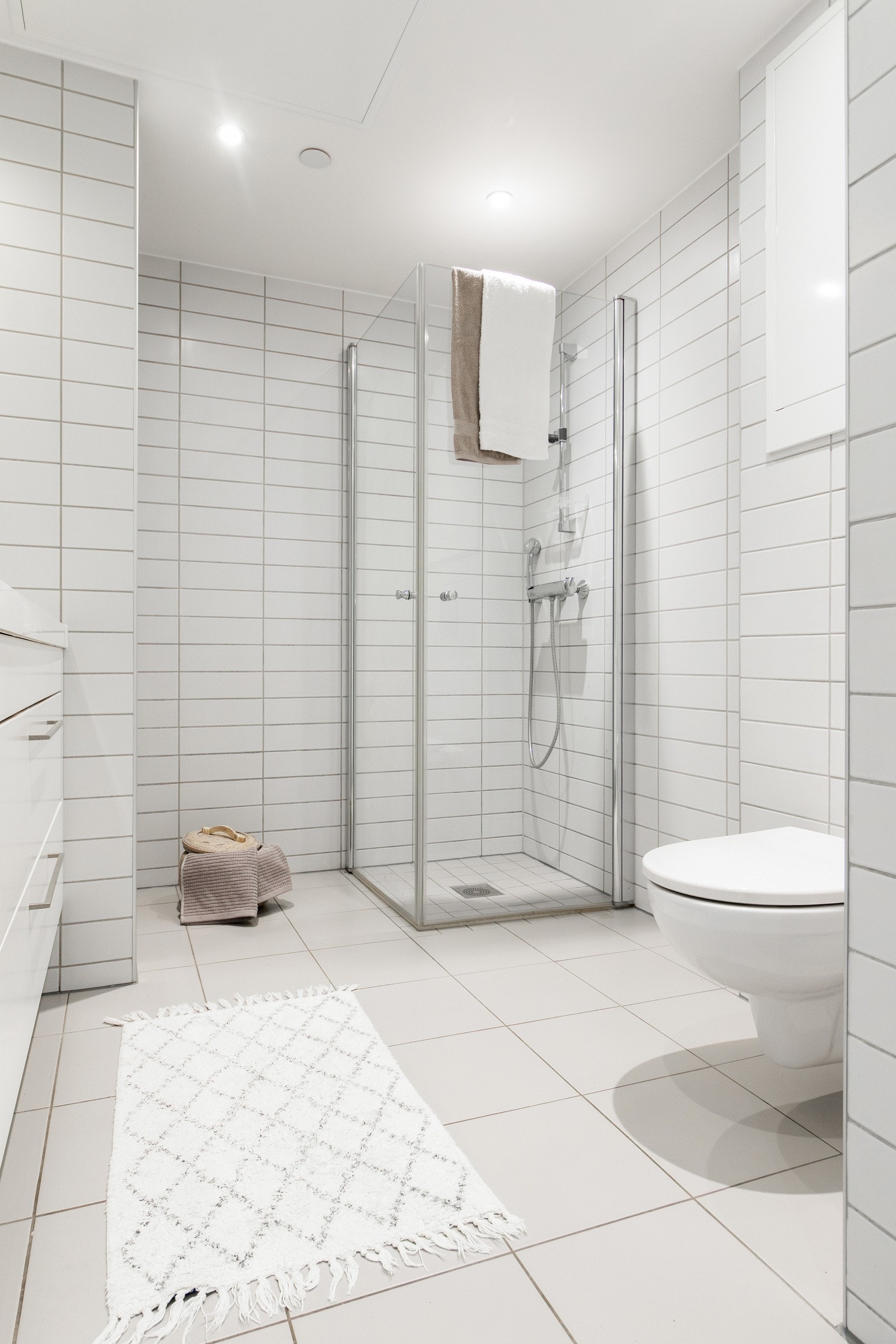 Av oppvarming er det er det vannbåren gulvvarme, og himling er pent lyssatt med downlights. Galleribilde