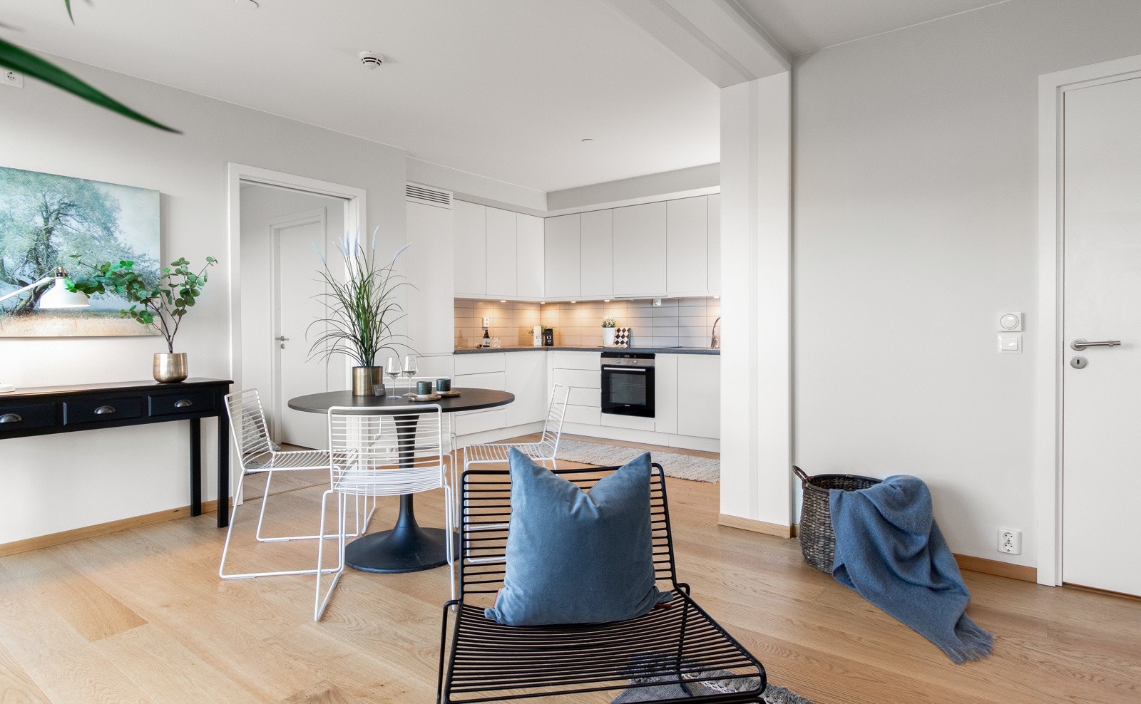 Til tross for den åpne løsningen ligger kjøkkenet godt tilbaketrukket fra store deler av stuen. Galleribilde