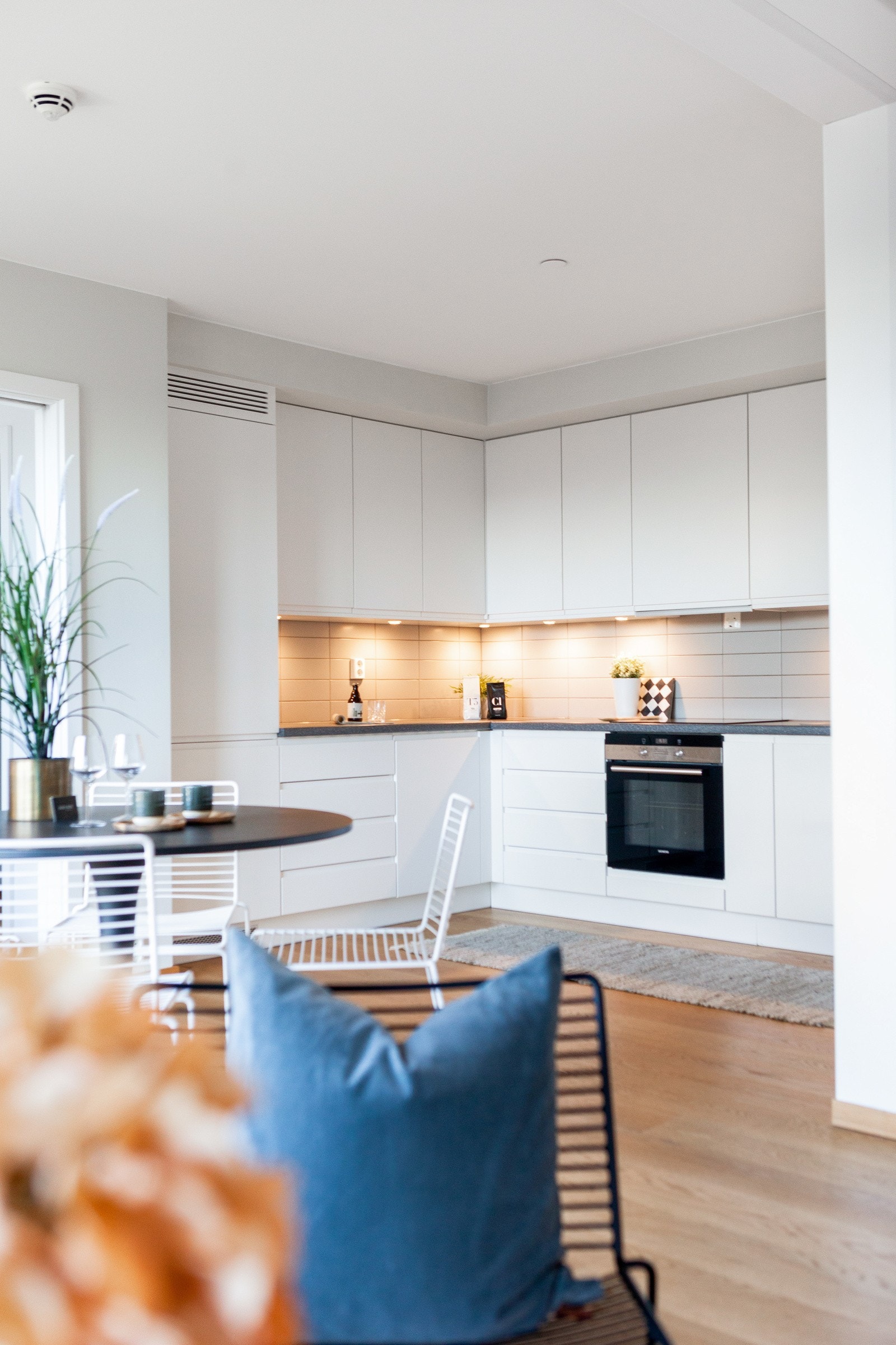 Alle arbeidsflater er godt opplyst og det er rektangulære fliser på veggene i bakkant. Galleribilde