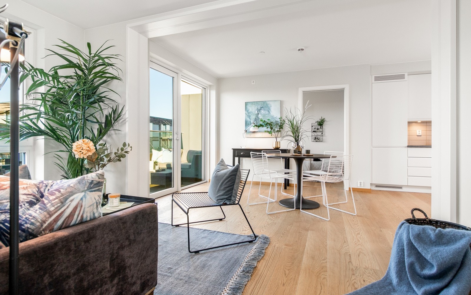 Smarte vindusløsninger, deriblant et stort vindu ned til gulvet, fyller rommet med naturlig lys. Galleribilde