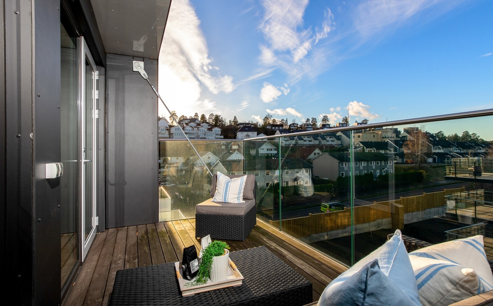 På balkongen er det trespaltegulv og rekkverk i glass som gjør det luftig og fint. Galleribilde