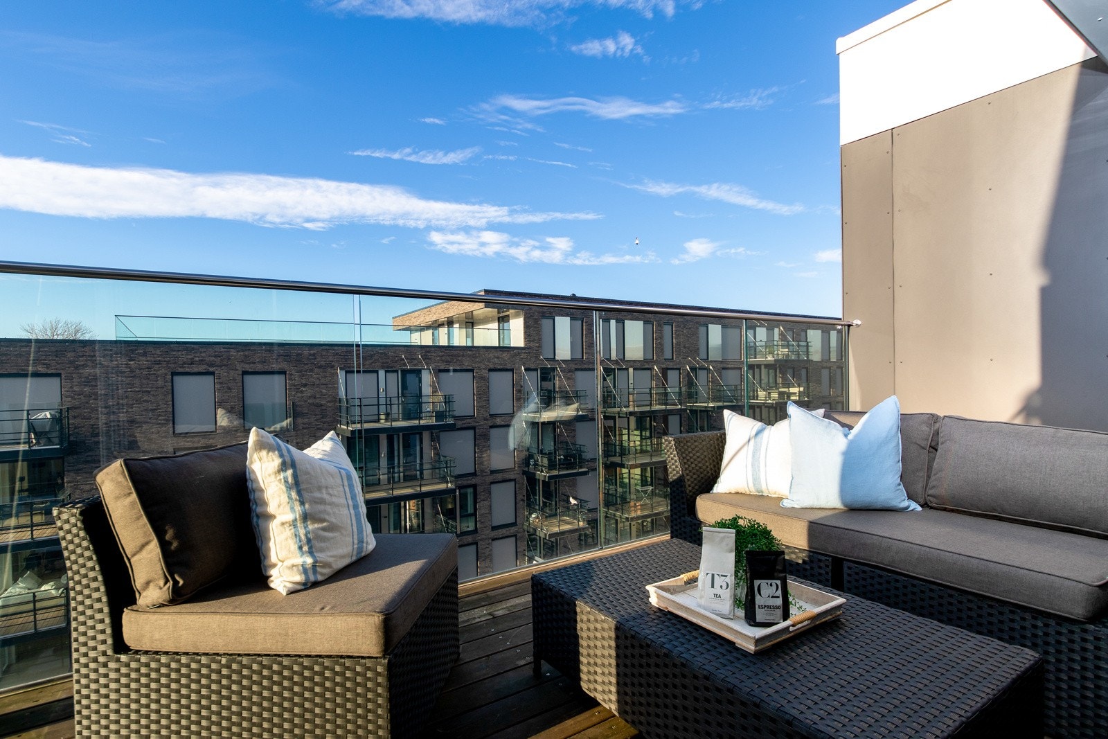 Fra stuen er det utgang til en herlig balkong med nydelig ettermiddagssol. Galleribilde