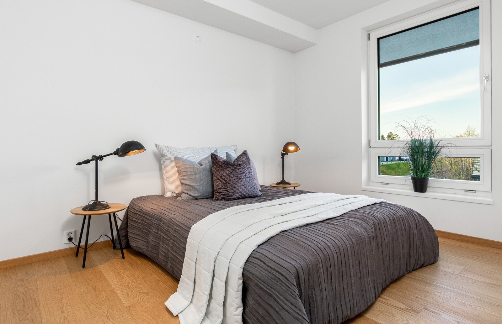 Leiligheten har to lyse, fine soverom - ett på hver side av stuen. Galleribilde