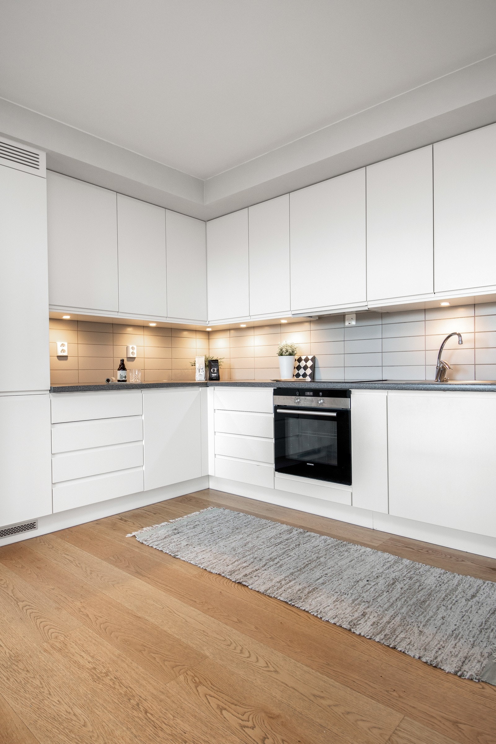 Kjøkkenet har ellers avtrekk fra ventilator, oppvaskmaskin og integrerte hvitevarer som kjøleskap, stekeovn og koketopp. Galleribilde