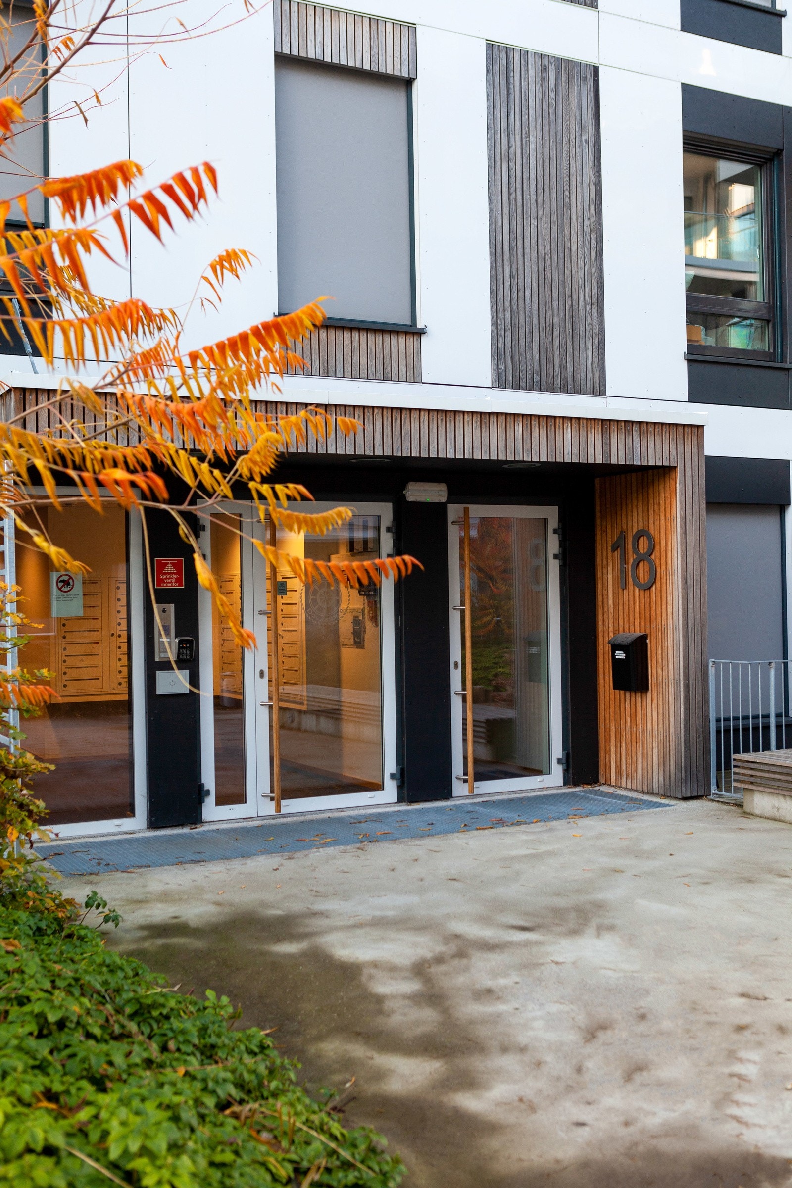 Leiligheten ligger i femte etasje med adkomst via felles heis. Galleribilde