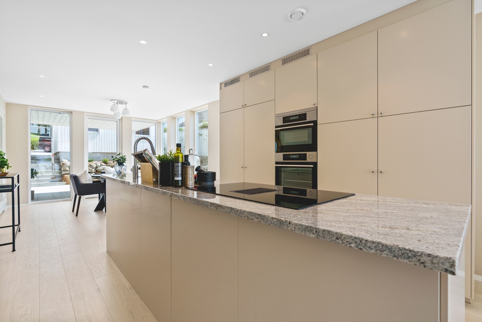 Kjøkkenet har alle hvitevarer integrert. I induksjonstoppen er det integrert ventilator. Galleribilde