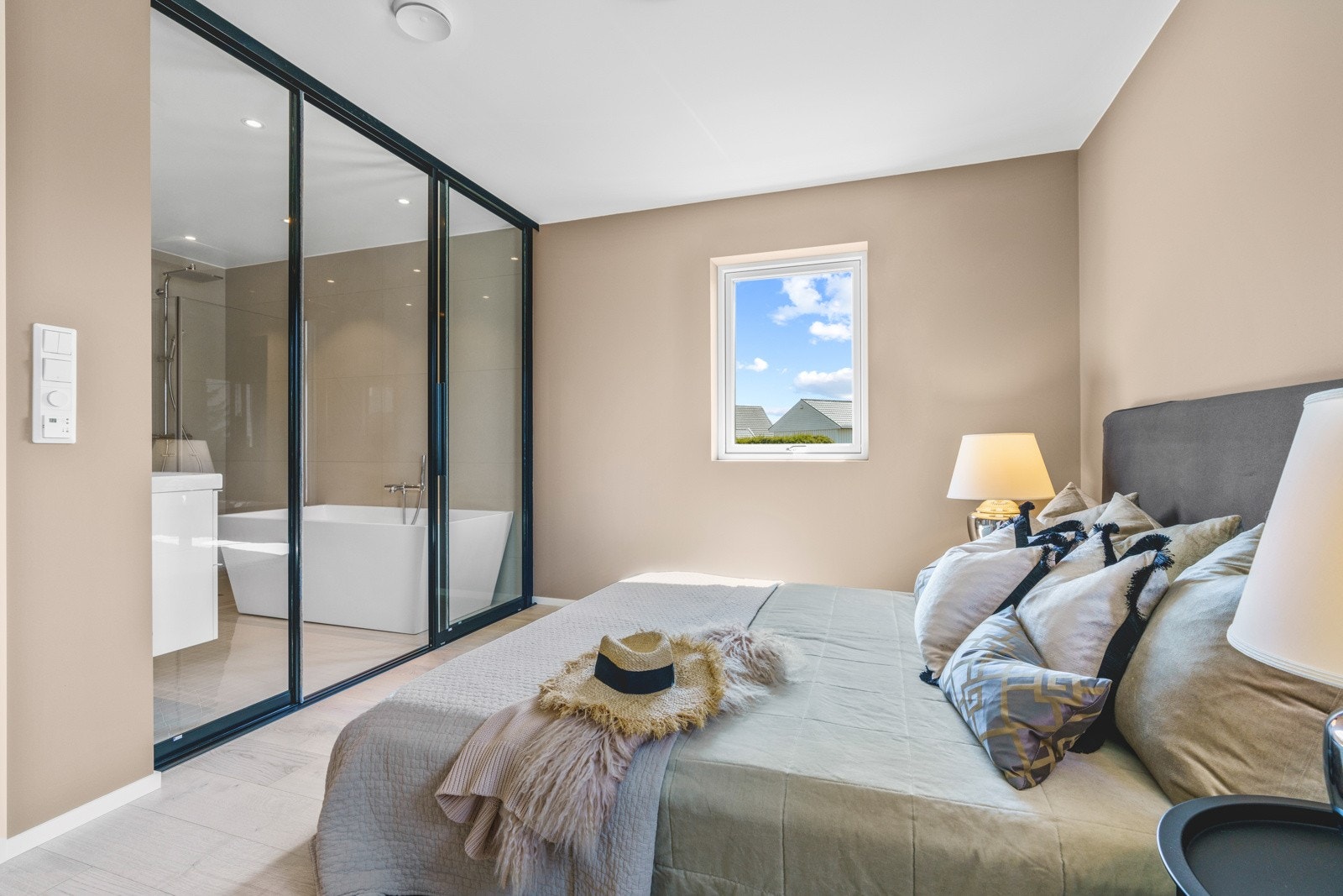 Fra hovedsoverommet er det skyvedører i glass inn til det ene badet. Galleribilde