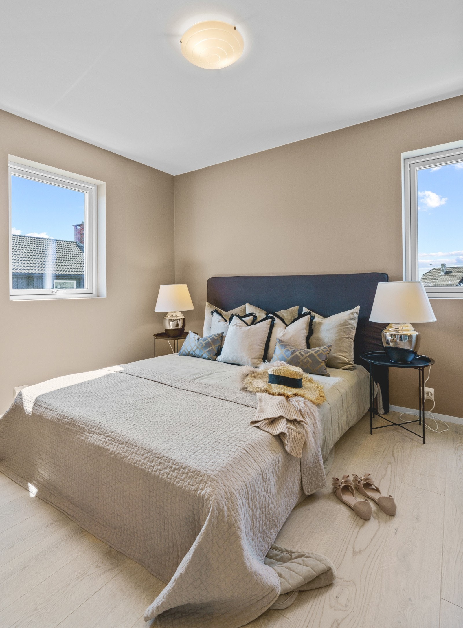 De rene linjene og gode vindusflatene kjennetegner hele boligen. Galleribilde