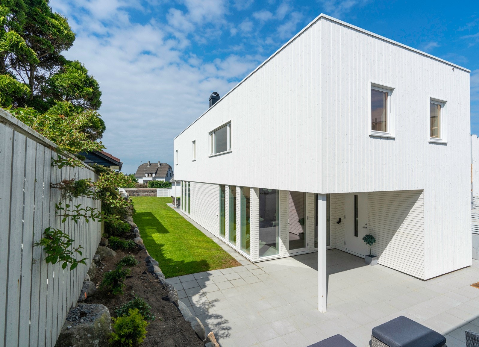 Boligen har to innganger, hovedinngang ved terrasse og grovinngang på siden. I tillegg har stuen utgang til terrassene. Galleribilde