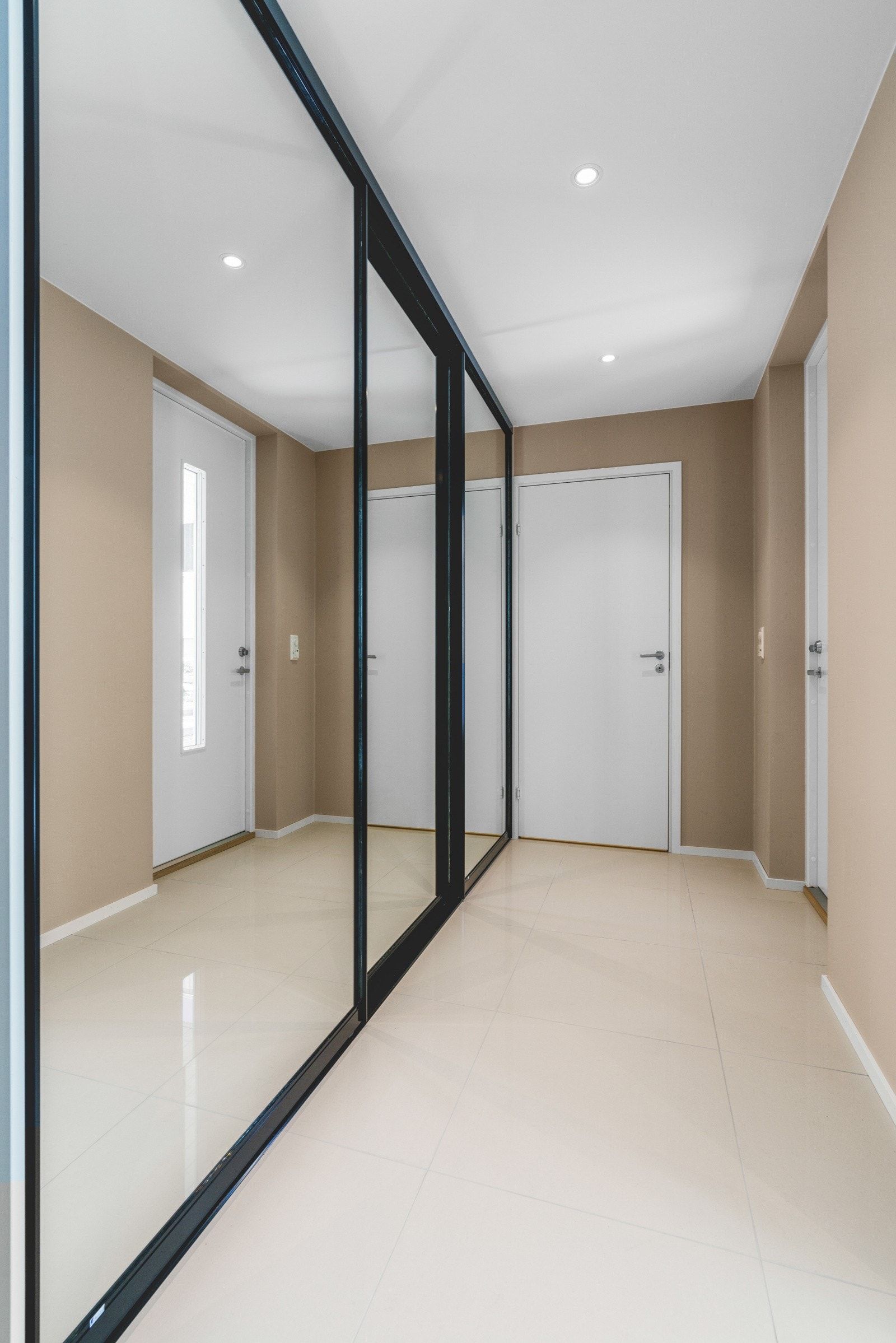 Entreen er innbydende og har skyvedørsgarderobe med speilfronter. Galleribilde