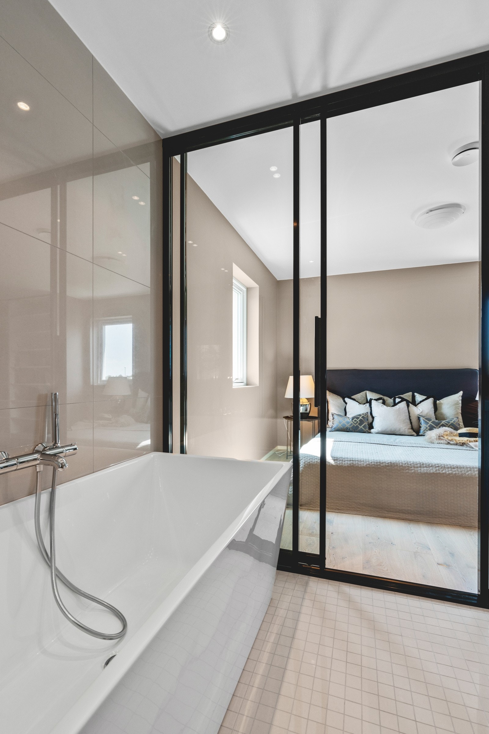 Rommet har flislagte overflater, varme i gulv og downlights i himling. Galleribilde