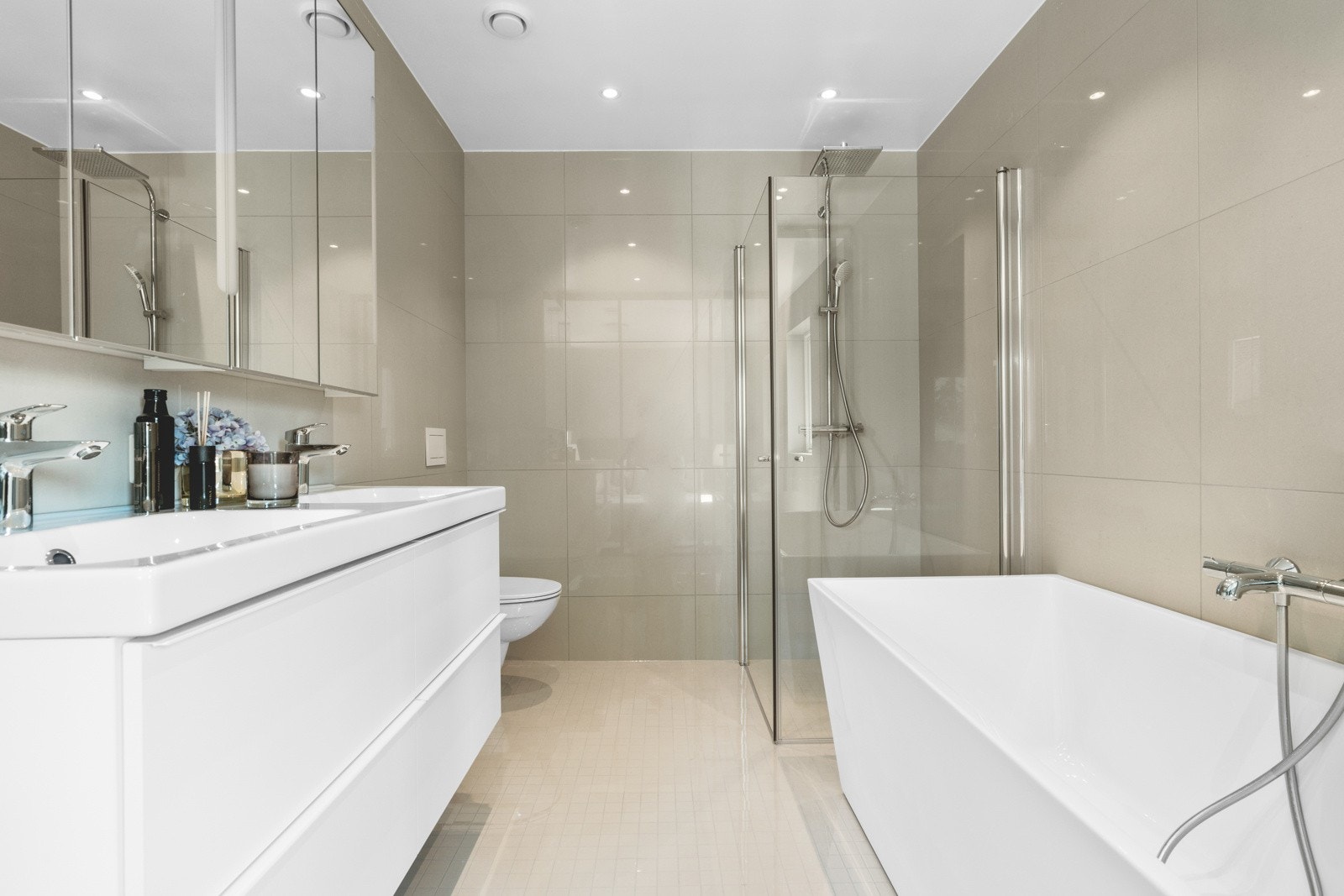 Velværebad med stilig flisvalg. Galleribilde