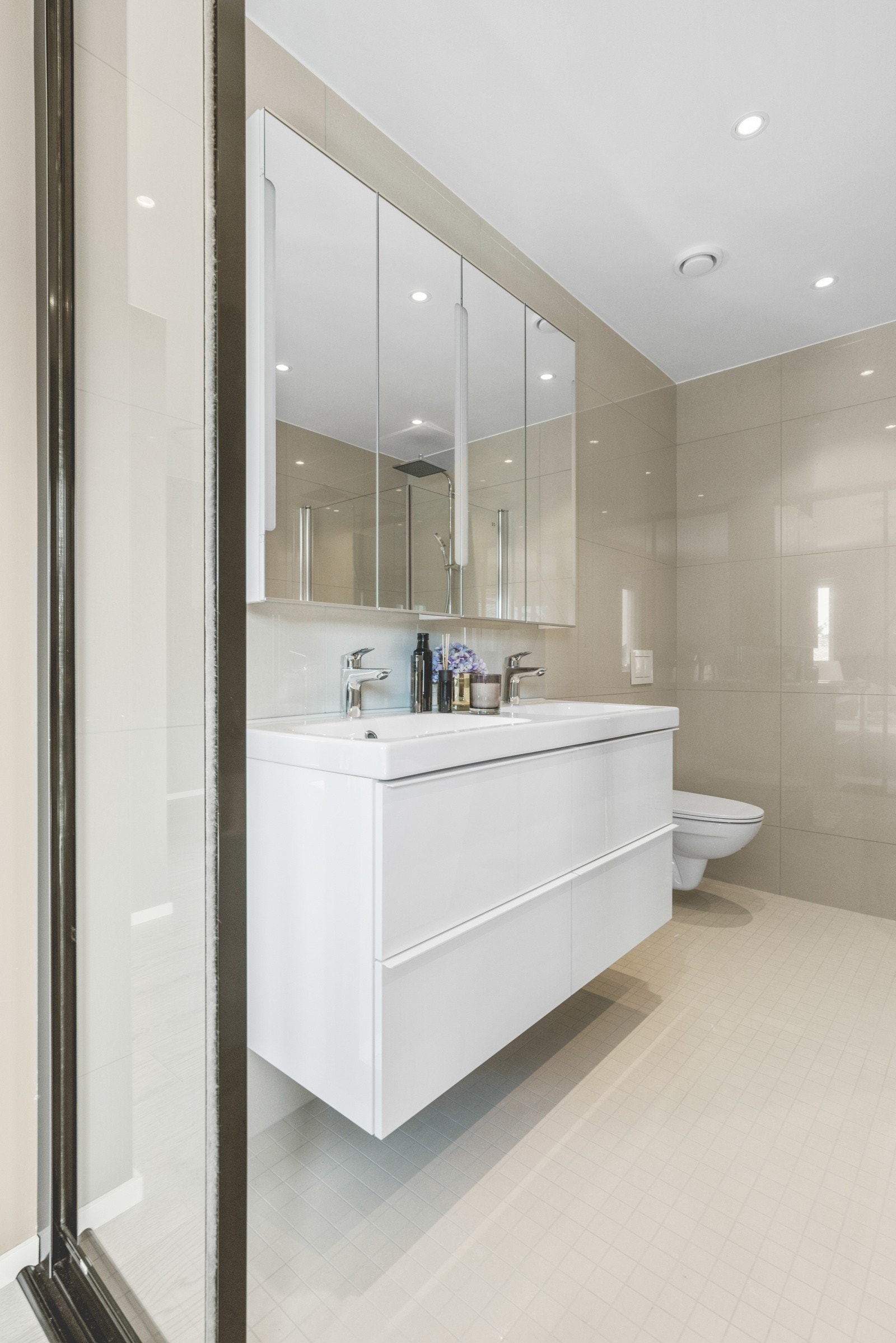 Det delikate badet byr på både regnfallsdusj, dobbel servantinnredning og badekar. Galleribilde