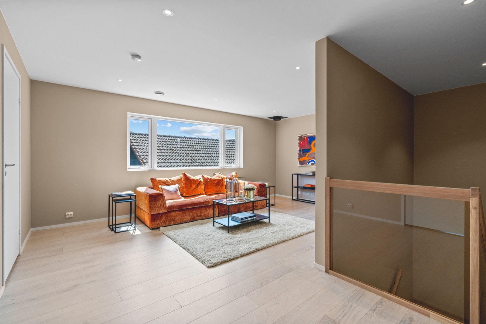 Alle detaljer er på plass, blant annet rekkverk med glassfelt til trappen. Galleribilde