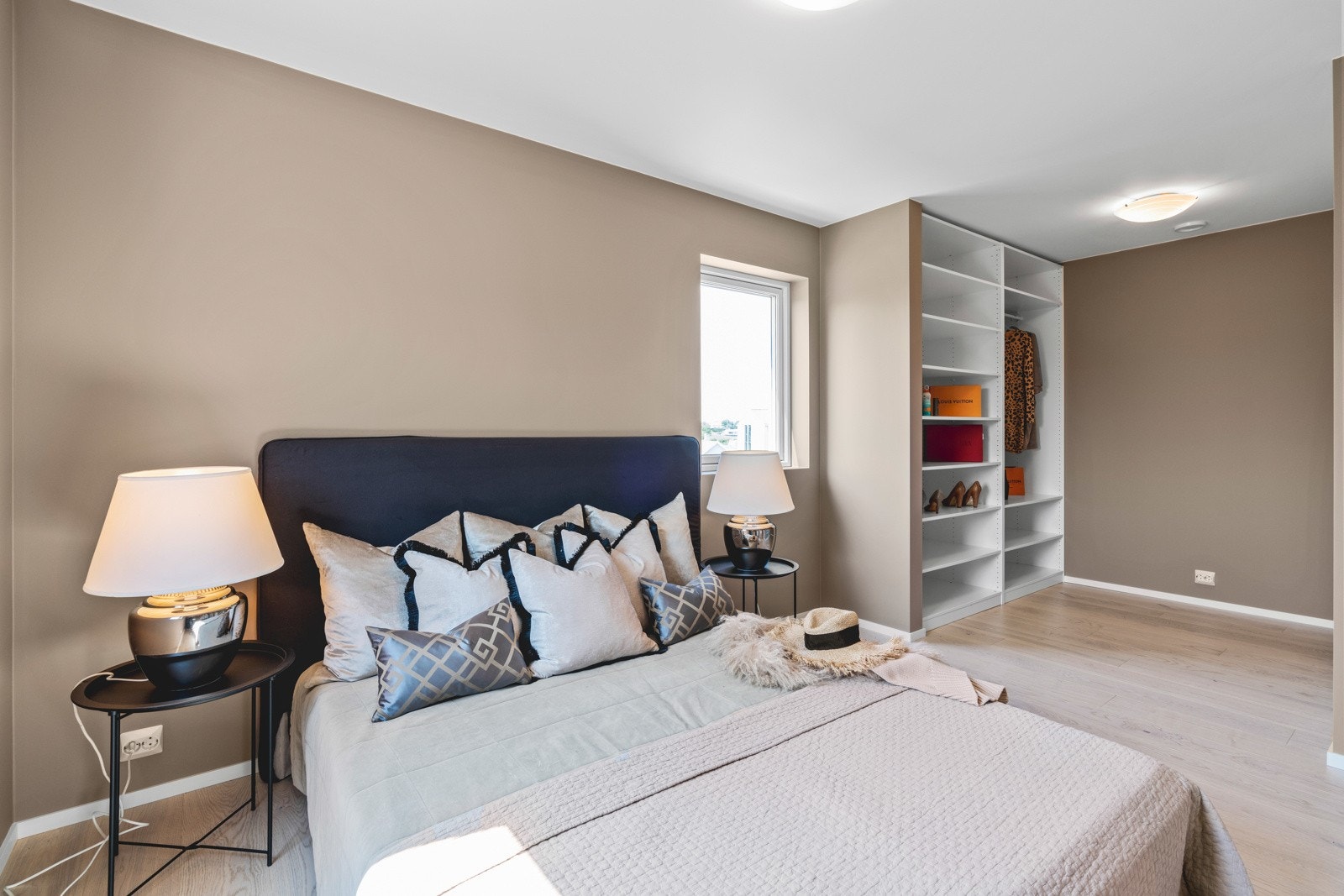 Hovedsoverommet har en smart garderobedel med plasstilpasset garderobeløsning. Galleribilde