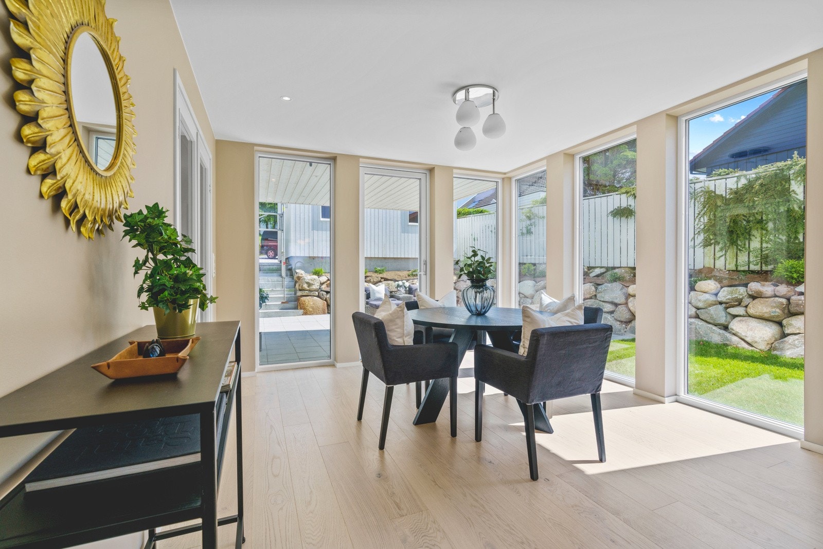 De store vinduene lar dagslyset flomme inn. Galleribilde