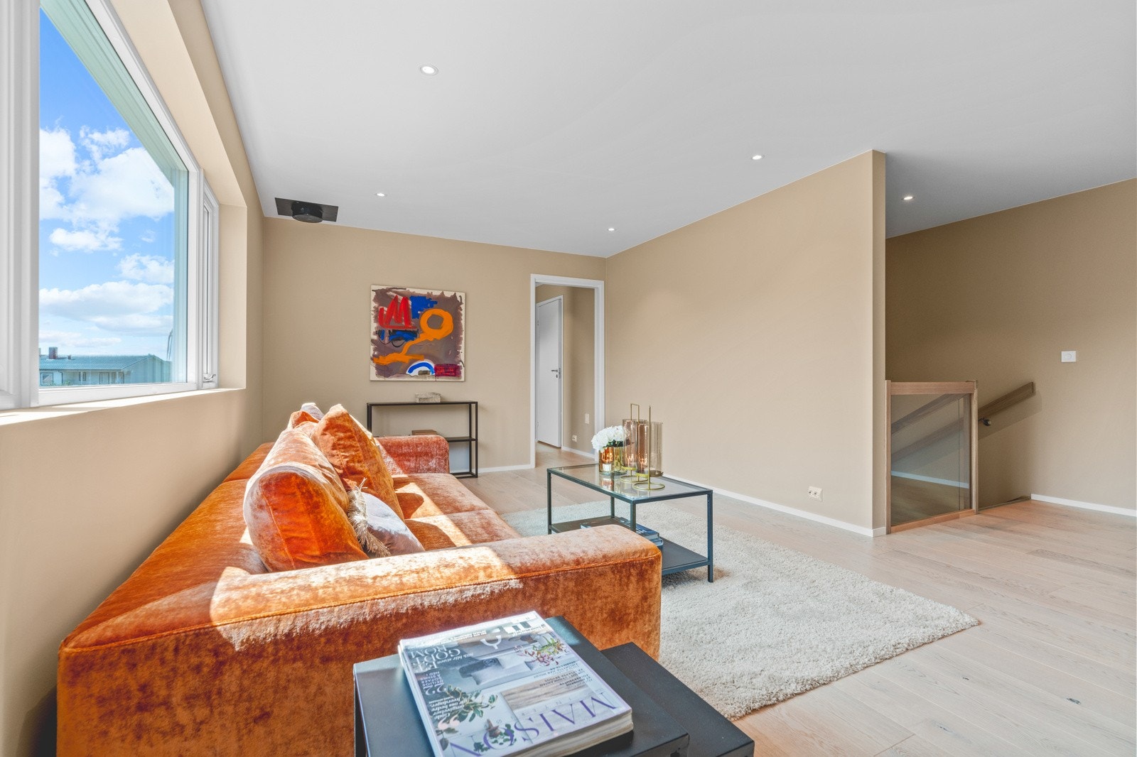 Loftstuen har god vindusflate, downlights og hendig plassering. Galleribilde