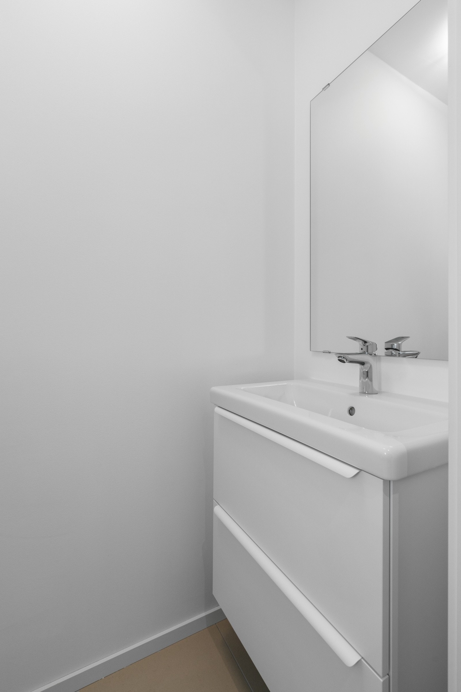 Toalettrommet ligger praktisk plassert i første etasje med inngang fra entré. Galleribilde