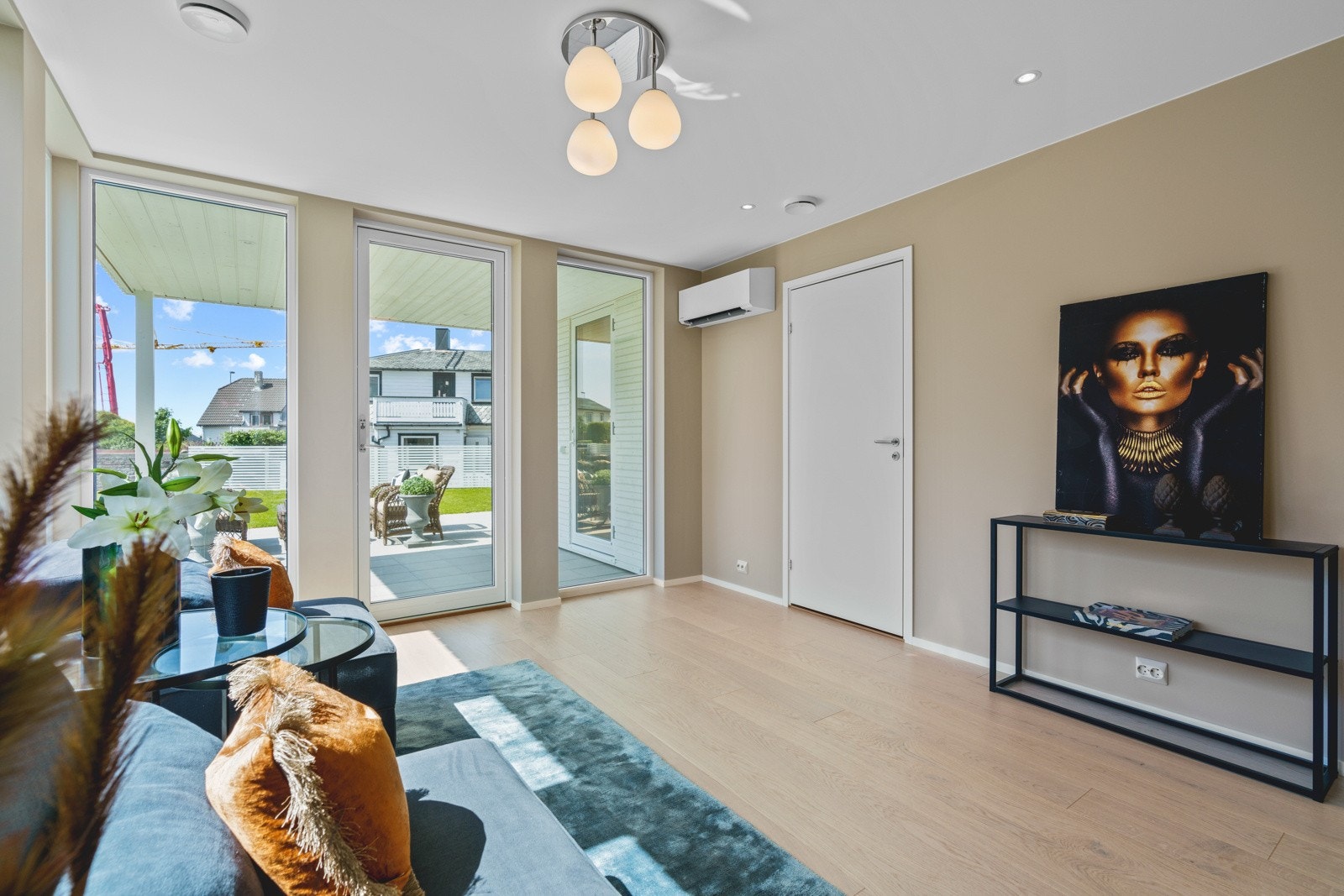 Stuen er et langstrakt og deilig rom med høye vinduer fra gulv til tak på tre sider. Galleribilde