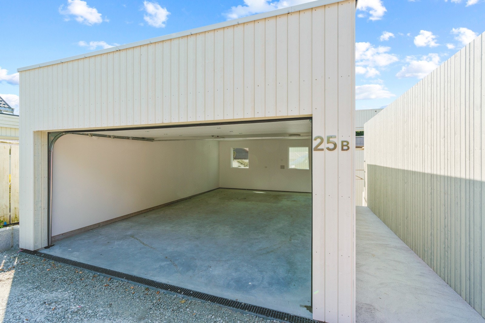 Det er parkering i stor garasje på over 40 kvm. Galleribilde