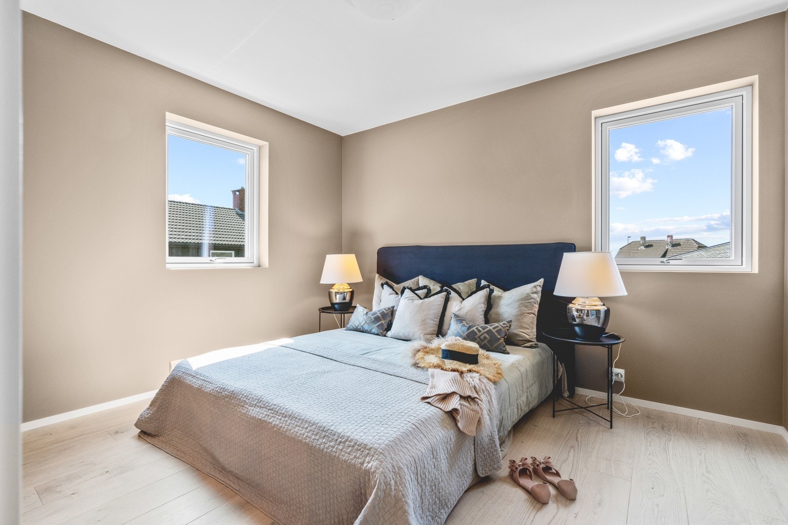 Boligen har hele fire gode soverom. Hovedsoverommet er ekstra stort og lyst med behagelig suiteløsning. Galleribilde