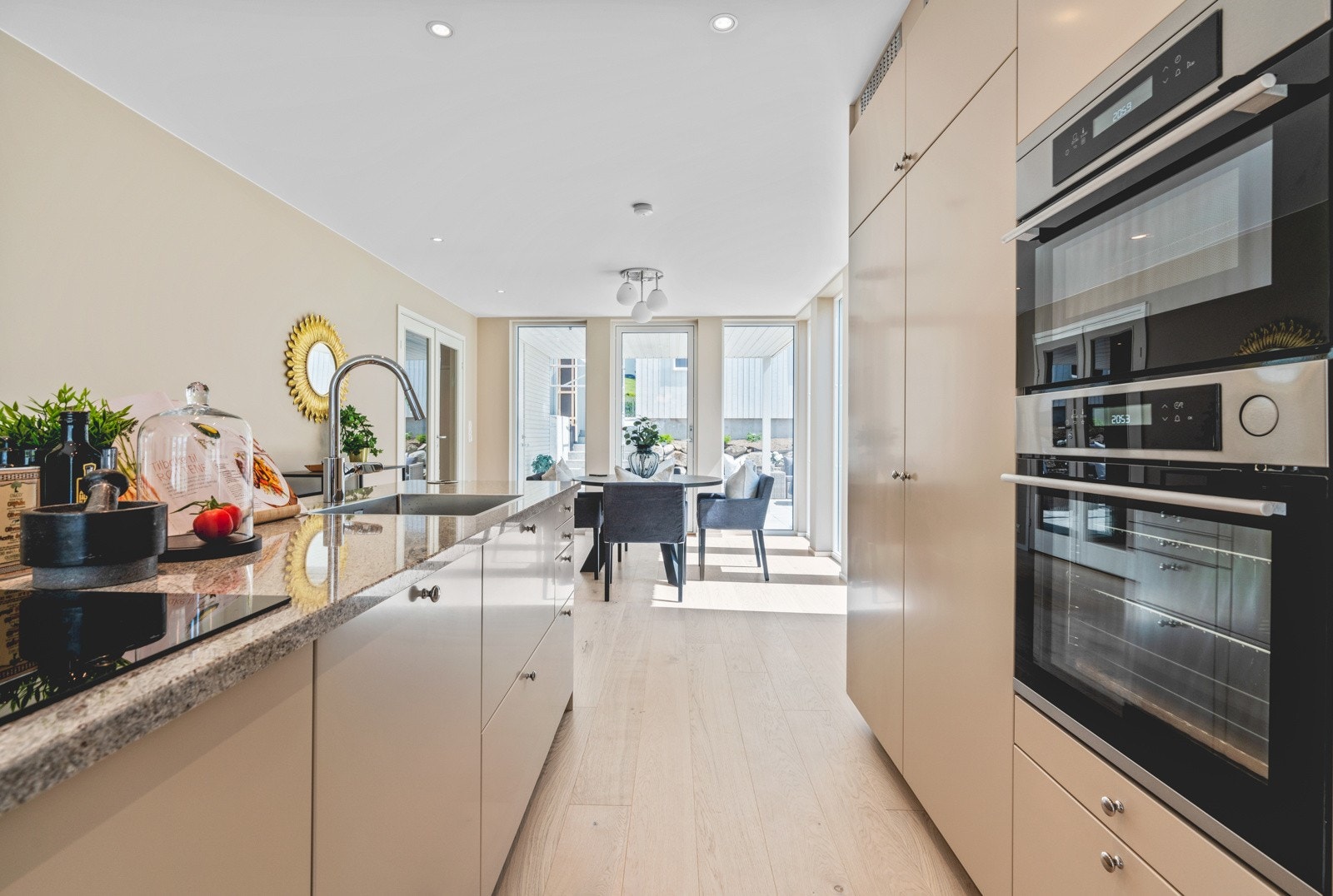 Kjøkkenet har fronter som matcher fargen i rommet perfekt. Galleribilde