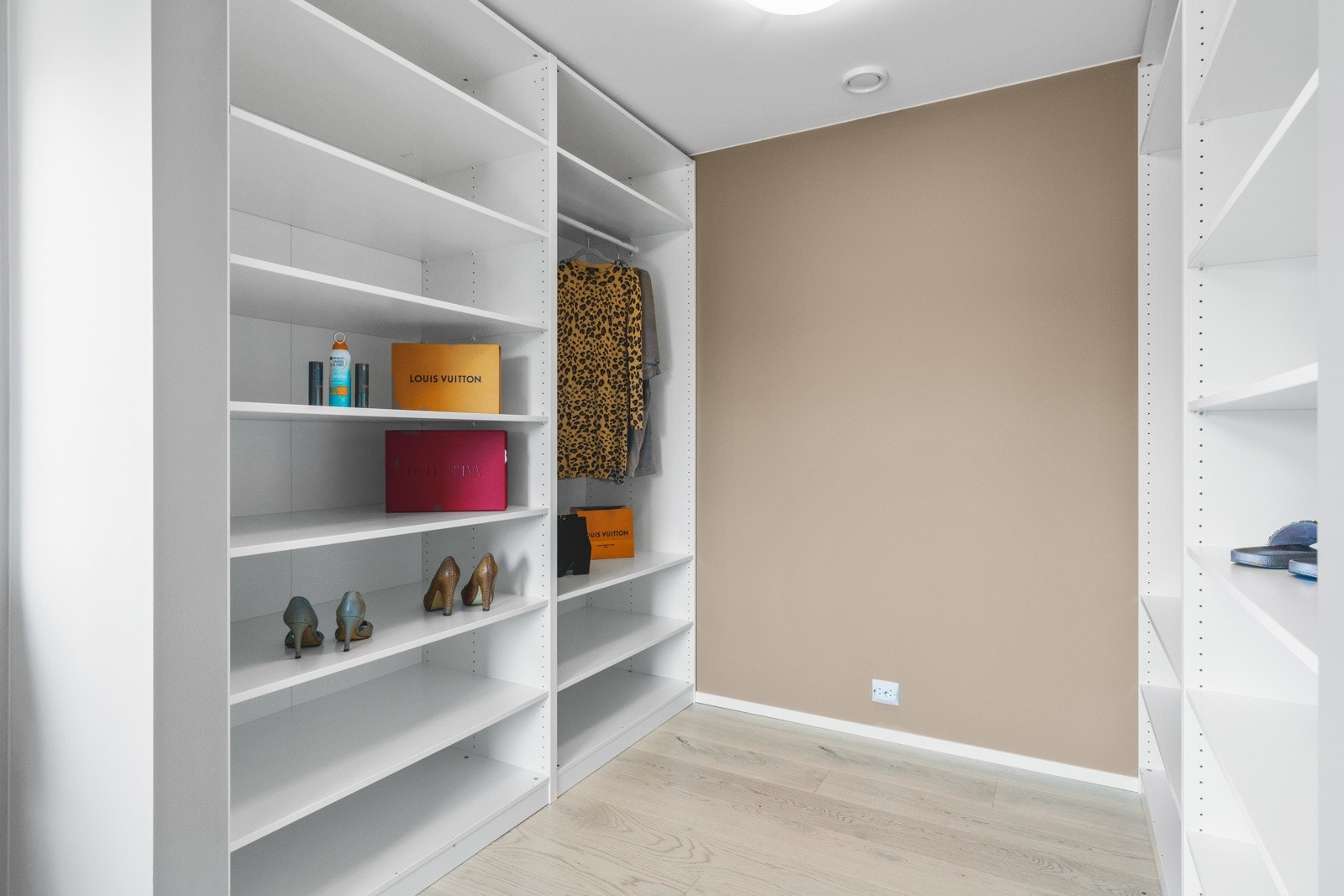 Garderobeløsningen blir som et åpent walk-in closet og er enkel å dele av om man ønsker. Galleribilde