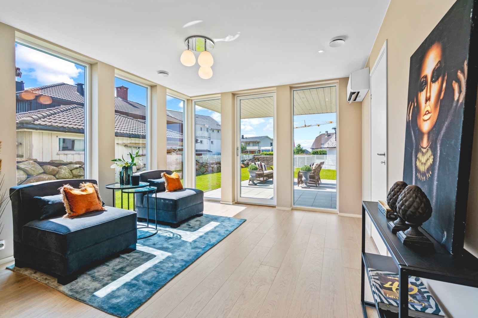 Stuen har utgang til terrasse mot hagen og til terrasse ved inngangspartiet. Galleribilde