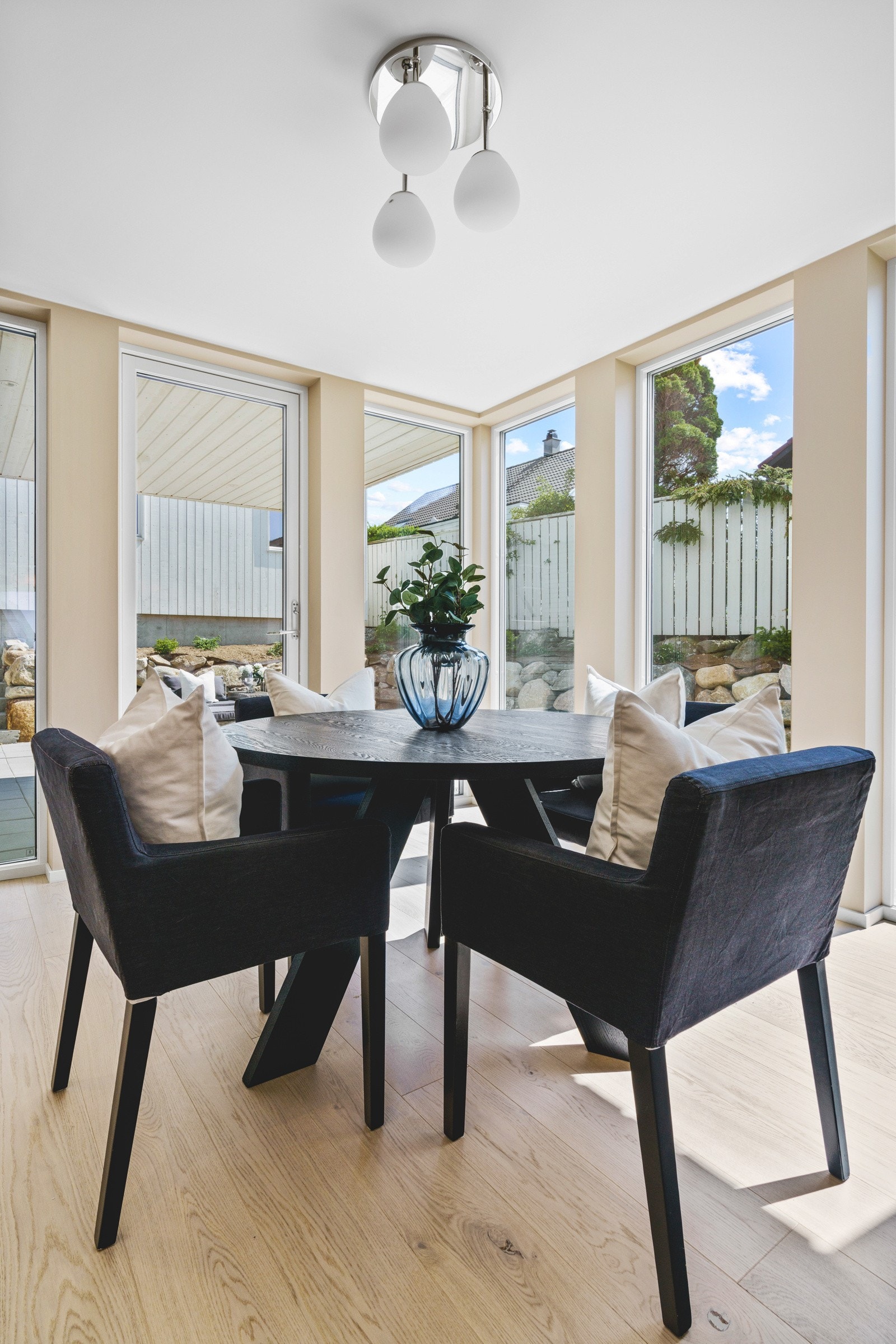 Stuen møbleres i to soner, med god plass for spisebord i den ene. Galleribilde