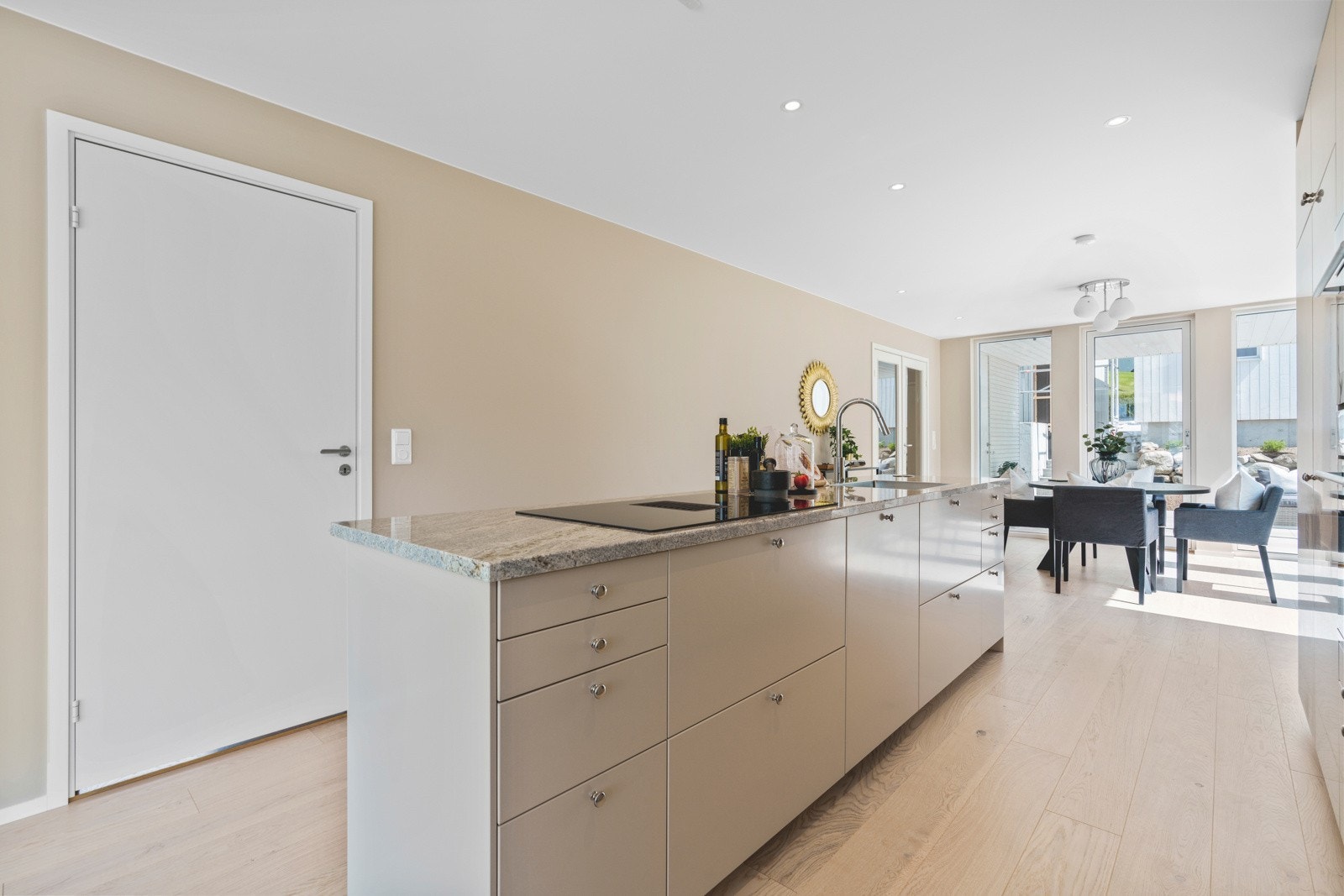 Kjøkkenet holder høy standard og har øy med benkeplate i granitt. Galleribilde