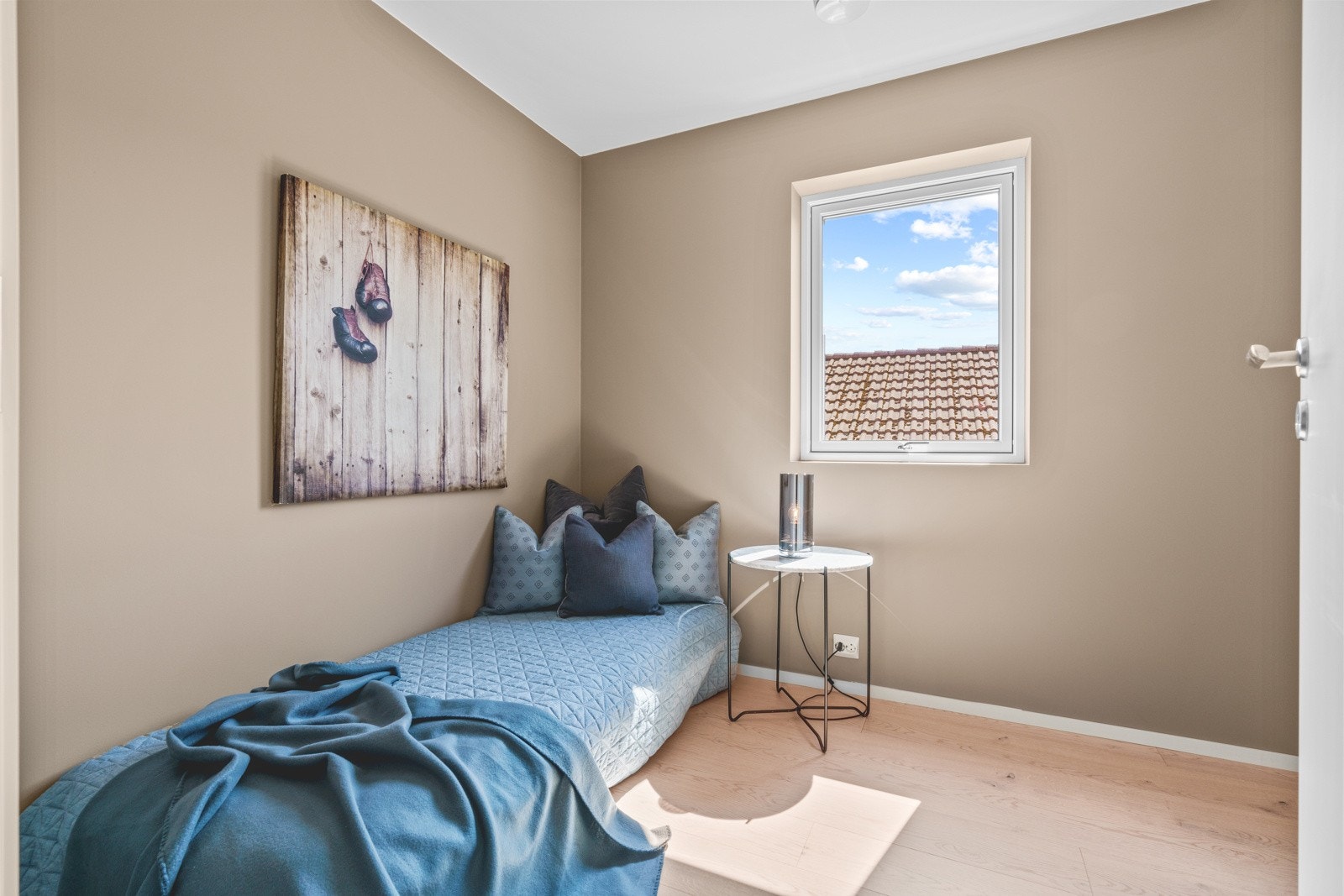 Alle oppholdsrom har samme pene gulv i enstavs utførelse. Galleribilde