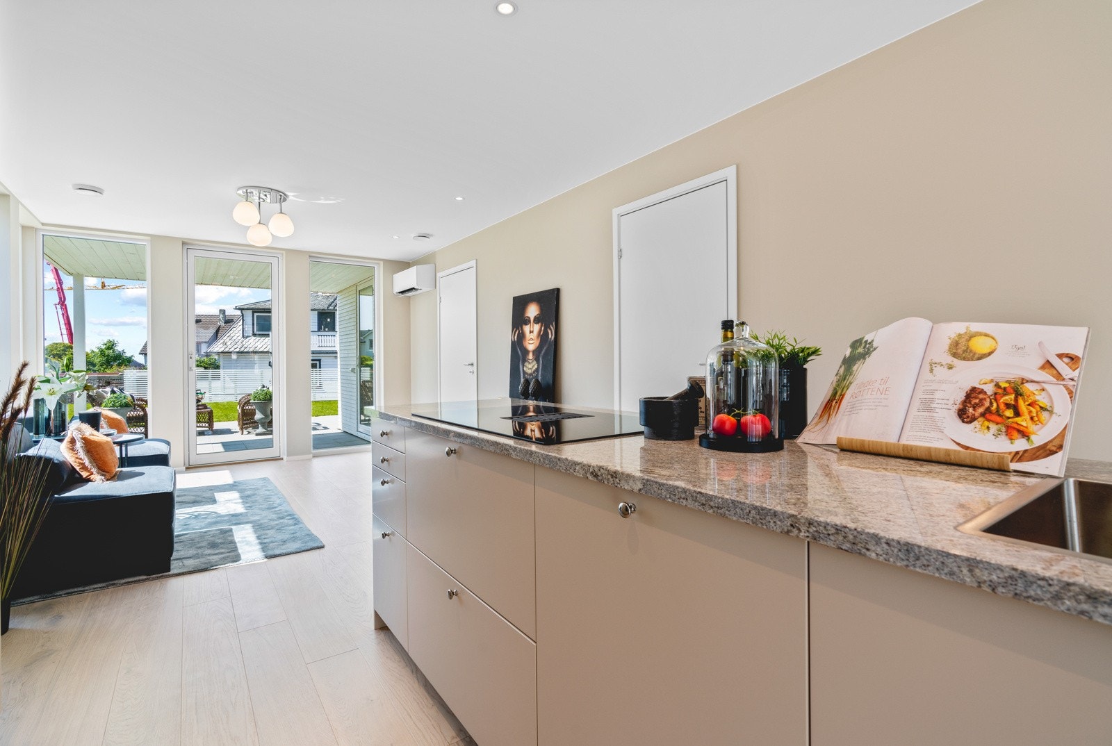 Oppvaskmaskin, stekeovn, mikrobølgeovn, induksjonstopp, kjøleskap og fryser er integrert. Galleribilde