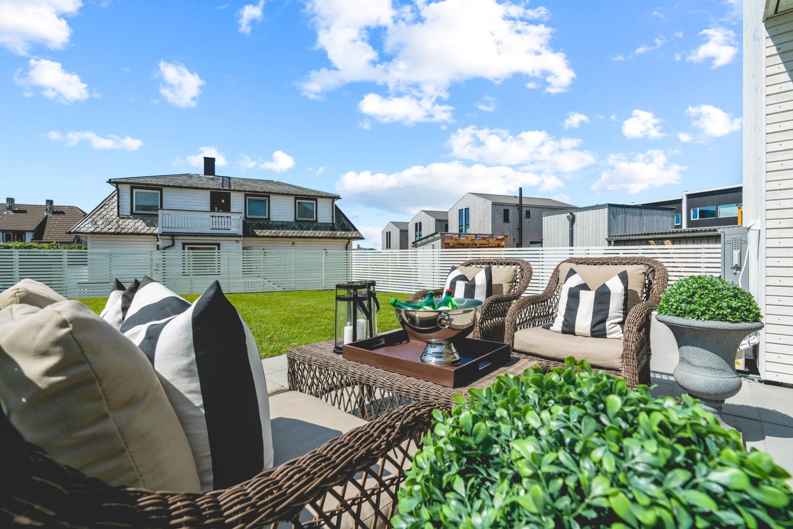 Terrassene har dekke av heller, et slitesterkt materiale som krever lite vedlikehold. Galleribilde