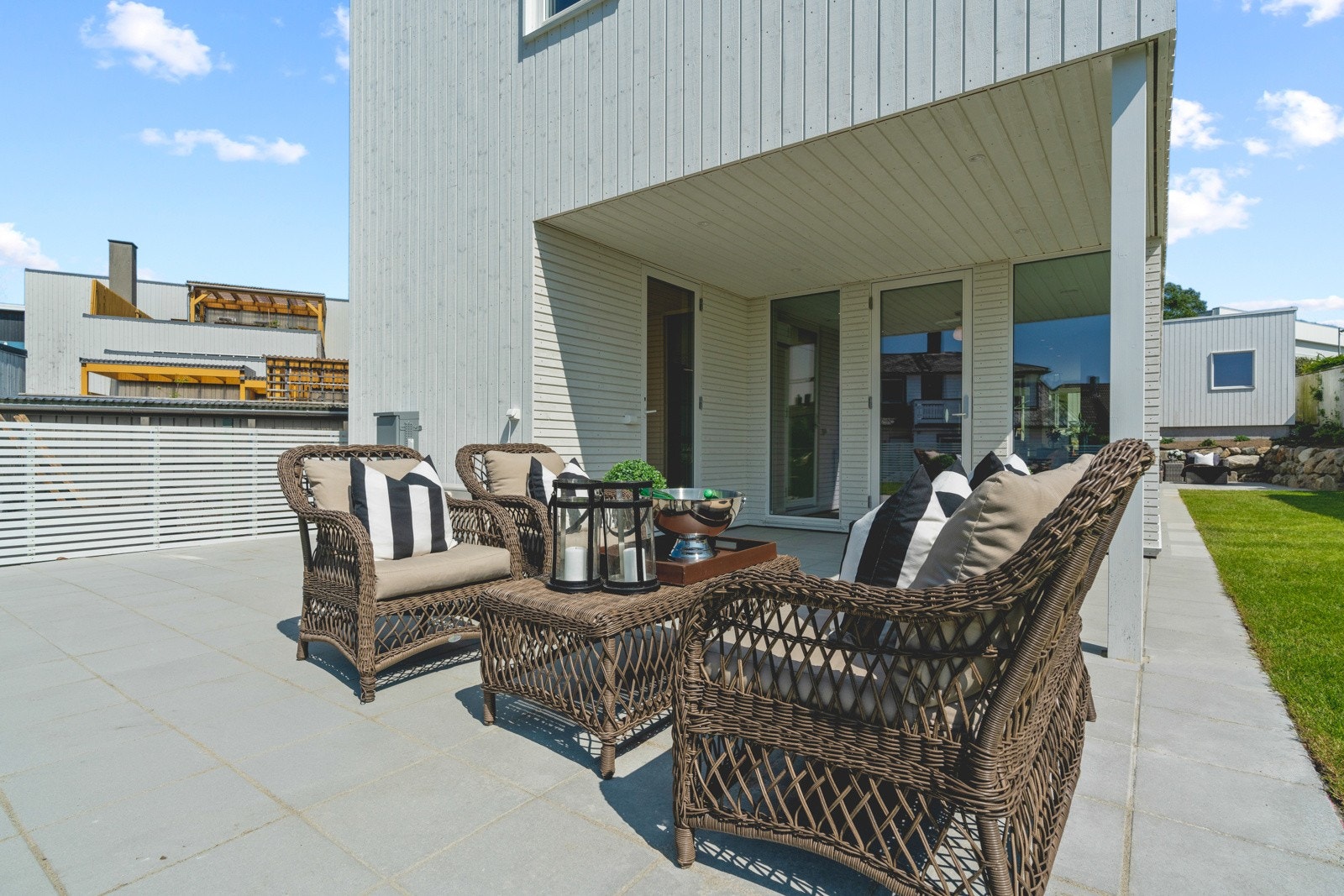 Det er terrasse på to sider, en ved inngang og en vendt mot hagen. Galleribilde