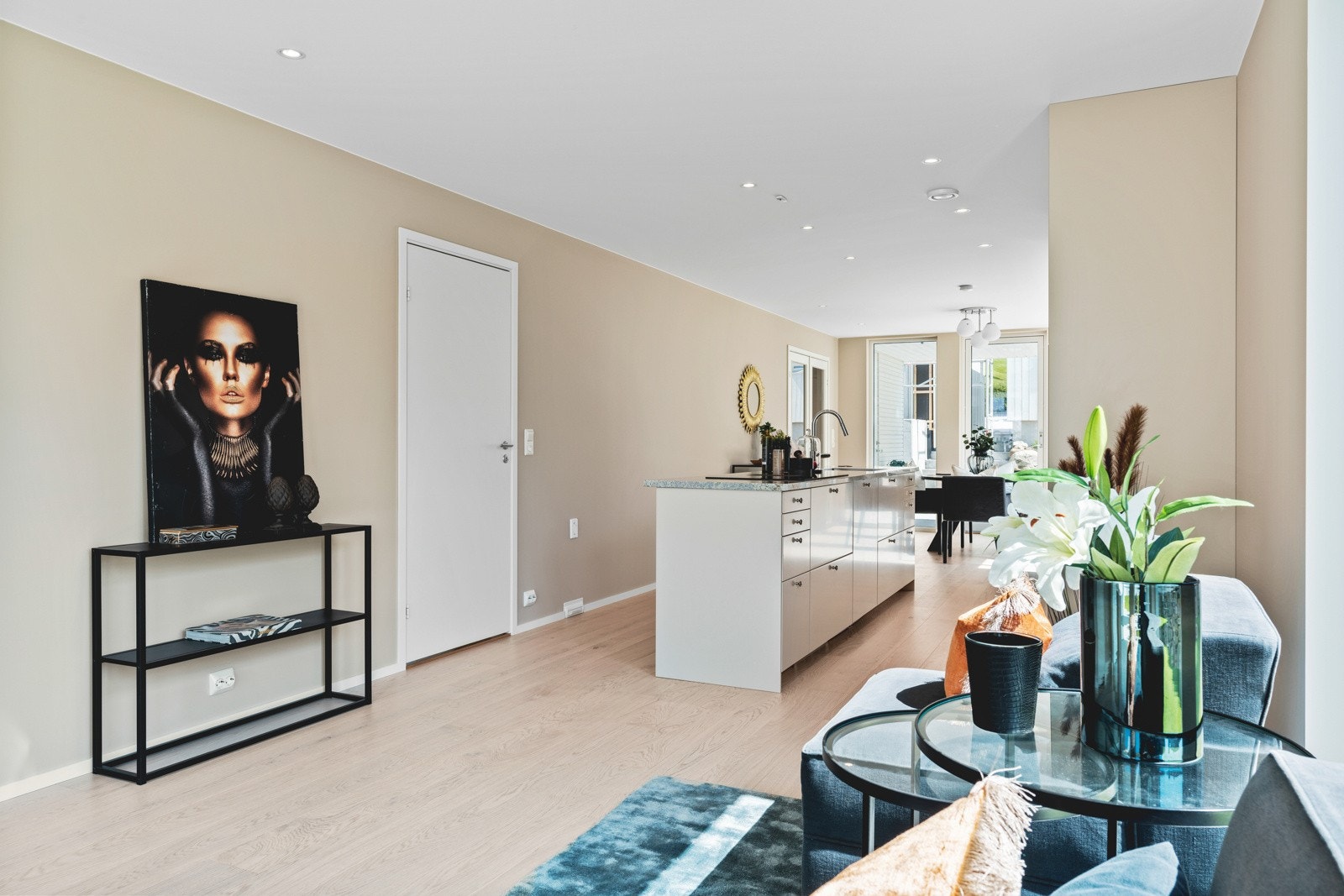 Stuen har gulv i enstavs utførelse, downlights og vegger malt i en behagelig sandfarge. Galleribilde