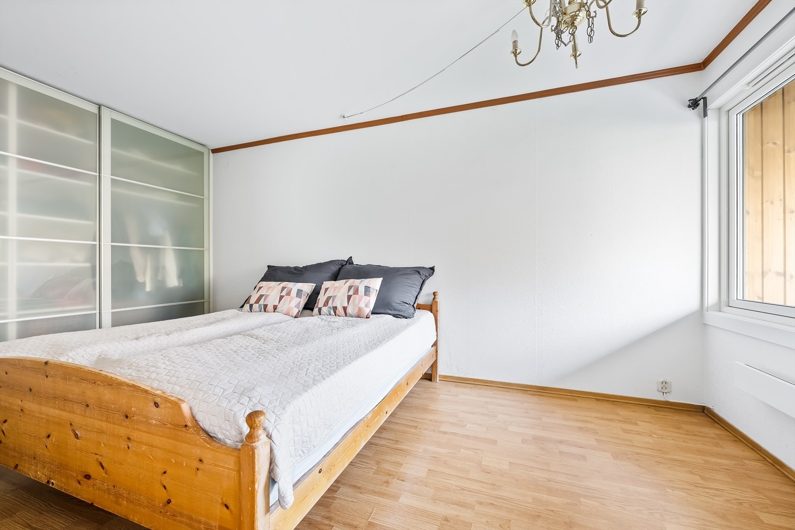 Boligen har tre soverom med plass til garderobe og tilhørende møblement. Galleribilde