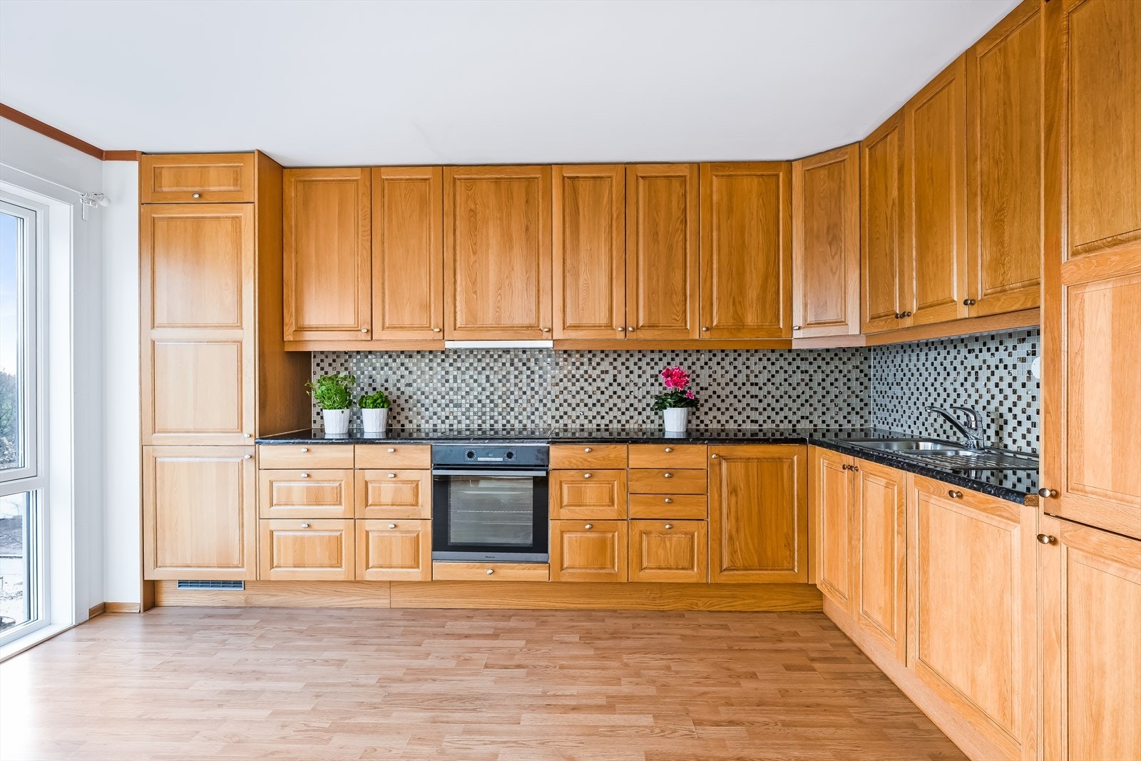 Her er det integrert steketopp, stekeovn, kjøle-/fryseskap og oppvaskmaskin. Galleribilde