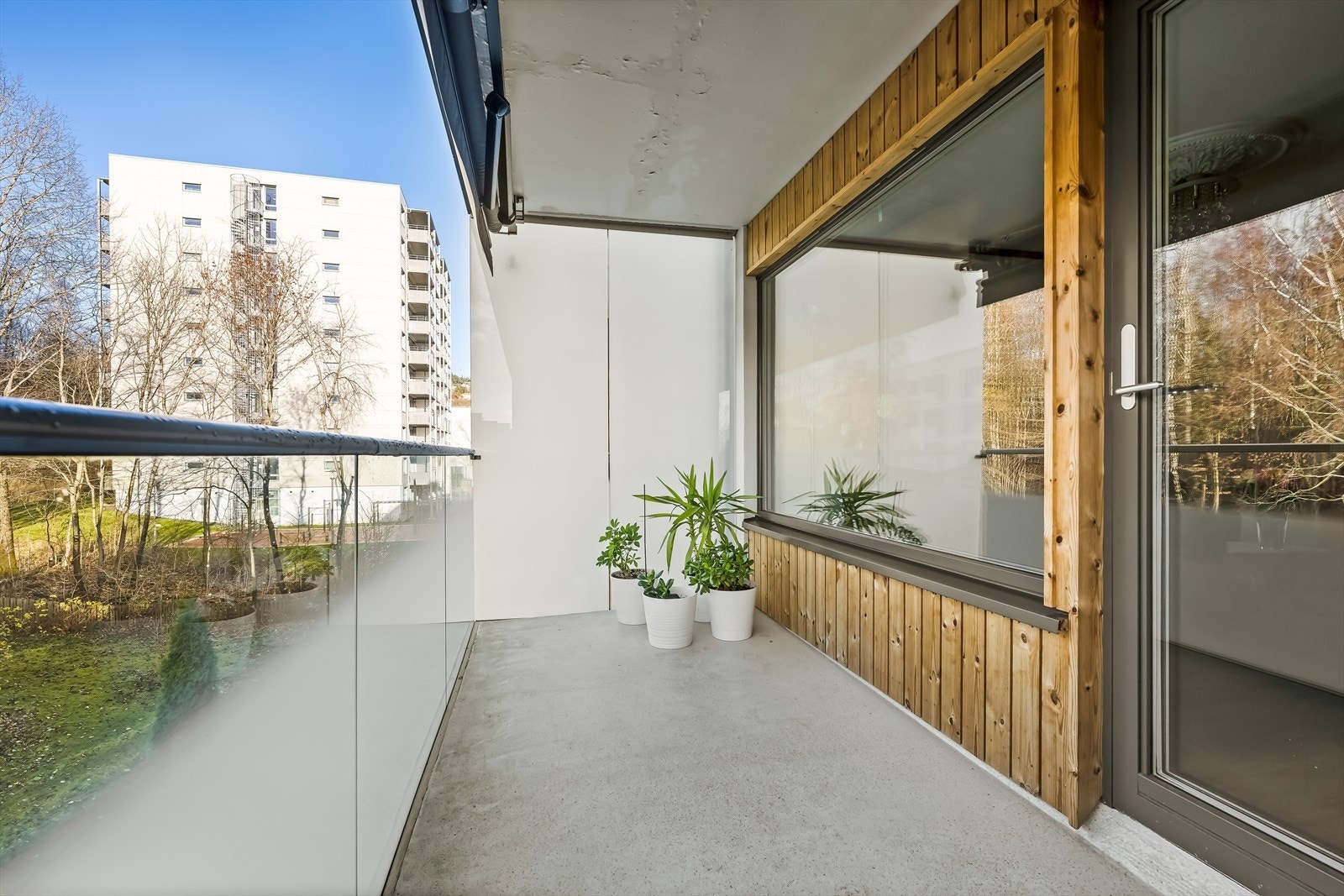 Fra stuen er det adkomst til en nordvestvendt balkong på ca. 10,5 kvm. Galleribilde