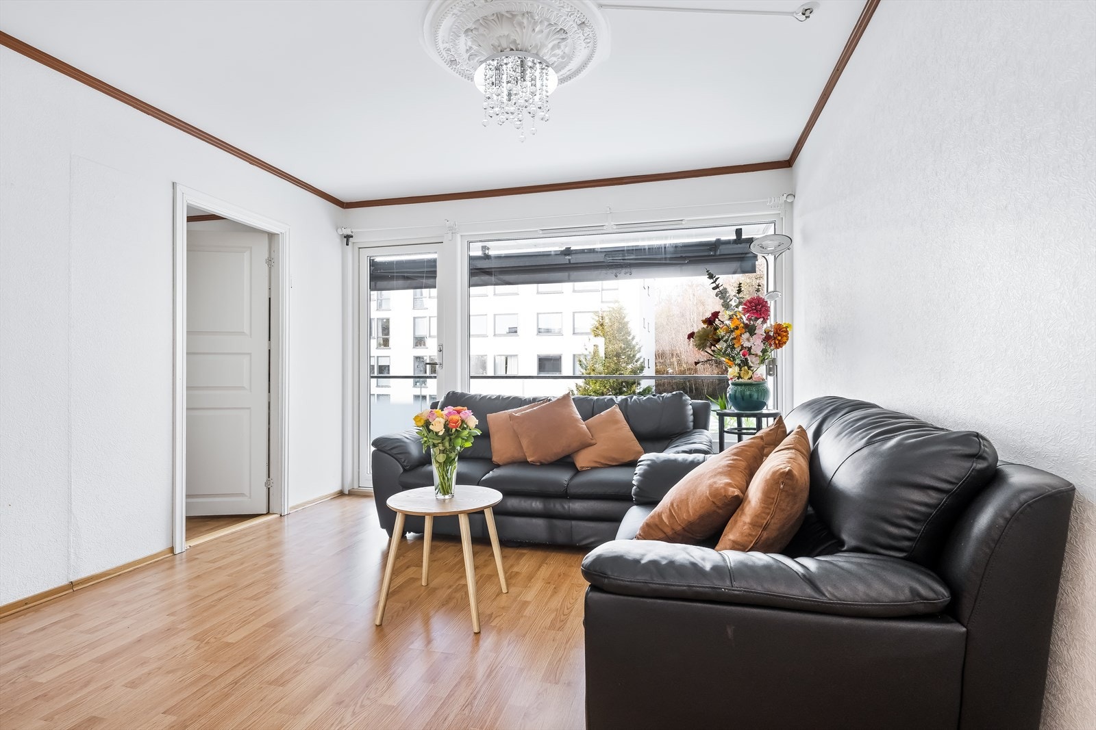 Stuen får rikelig med naturlig lys fra store vindusflater og har en god romfølelse. Galleribilde