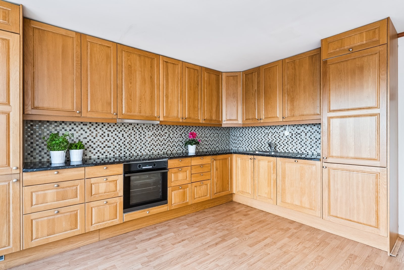 Kjøkkenet ble modernisert i 2013 og er innredet med profilerte furufronter og laminat benkeplate. Galleribilde