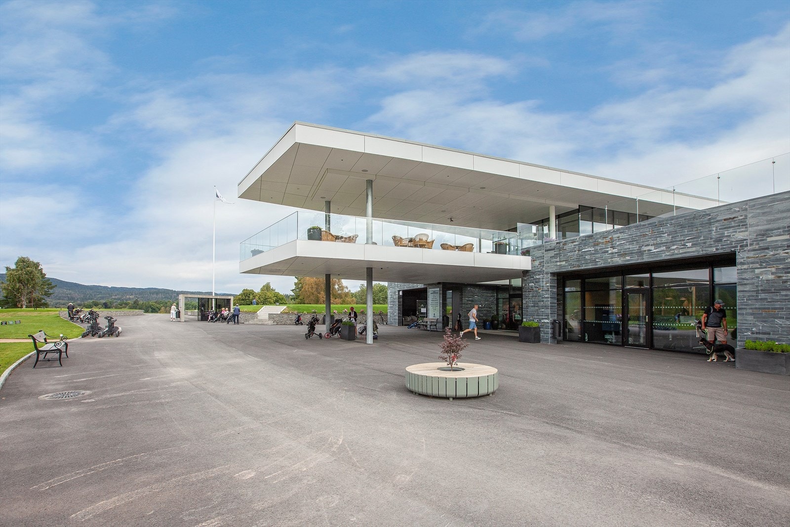 Kort avstand til Oslo Golfklubb med golfbane og restaurant. Galleribilde