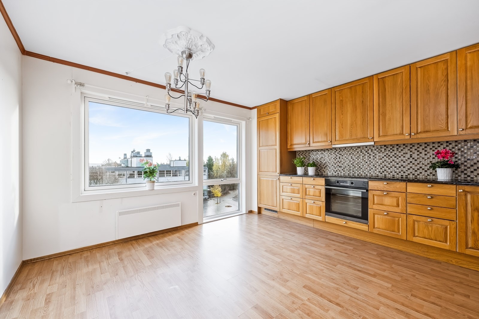 Stort separat kjøkkenareal med mulighet for en trivelig spisegruppe. Galleribilde