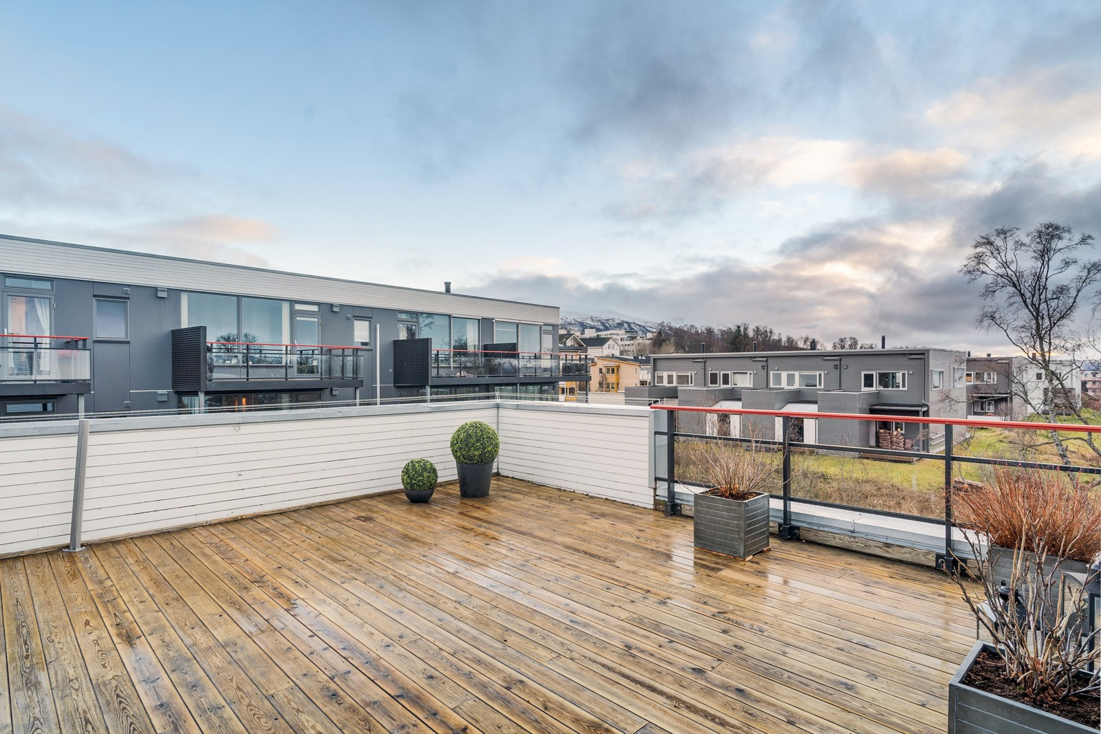 Terrassen har gode solforhold og svært god plass for utemøbler.