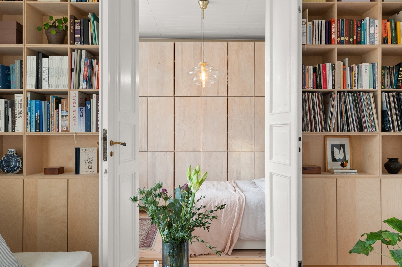 Nydelige fløydører fra Vøienvolden gård som i dag er et lekkert blikkfang i stuen. Galleribilde