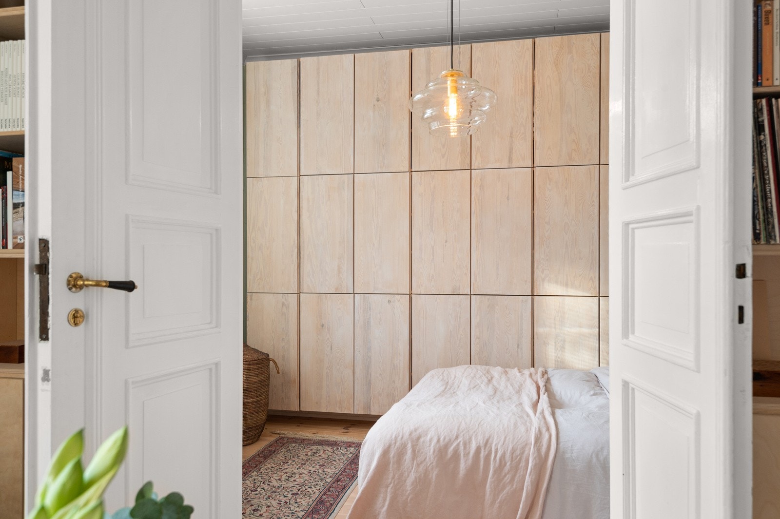 Fra stuen har du adkomst til soverommet gjennom de nydelige fløydørene. Galleribilde